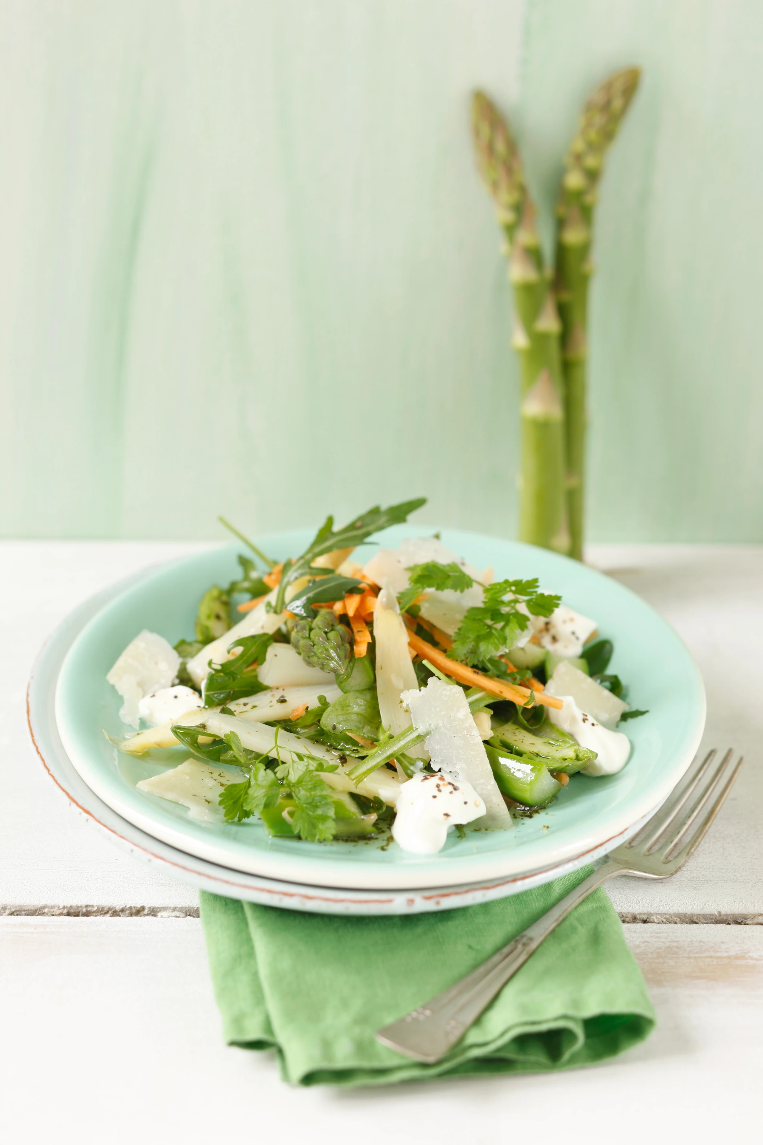 Spargelsalat mit Rucola, Kerbel und Parmesan