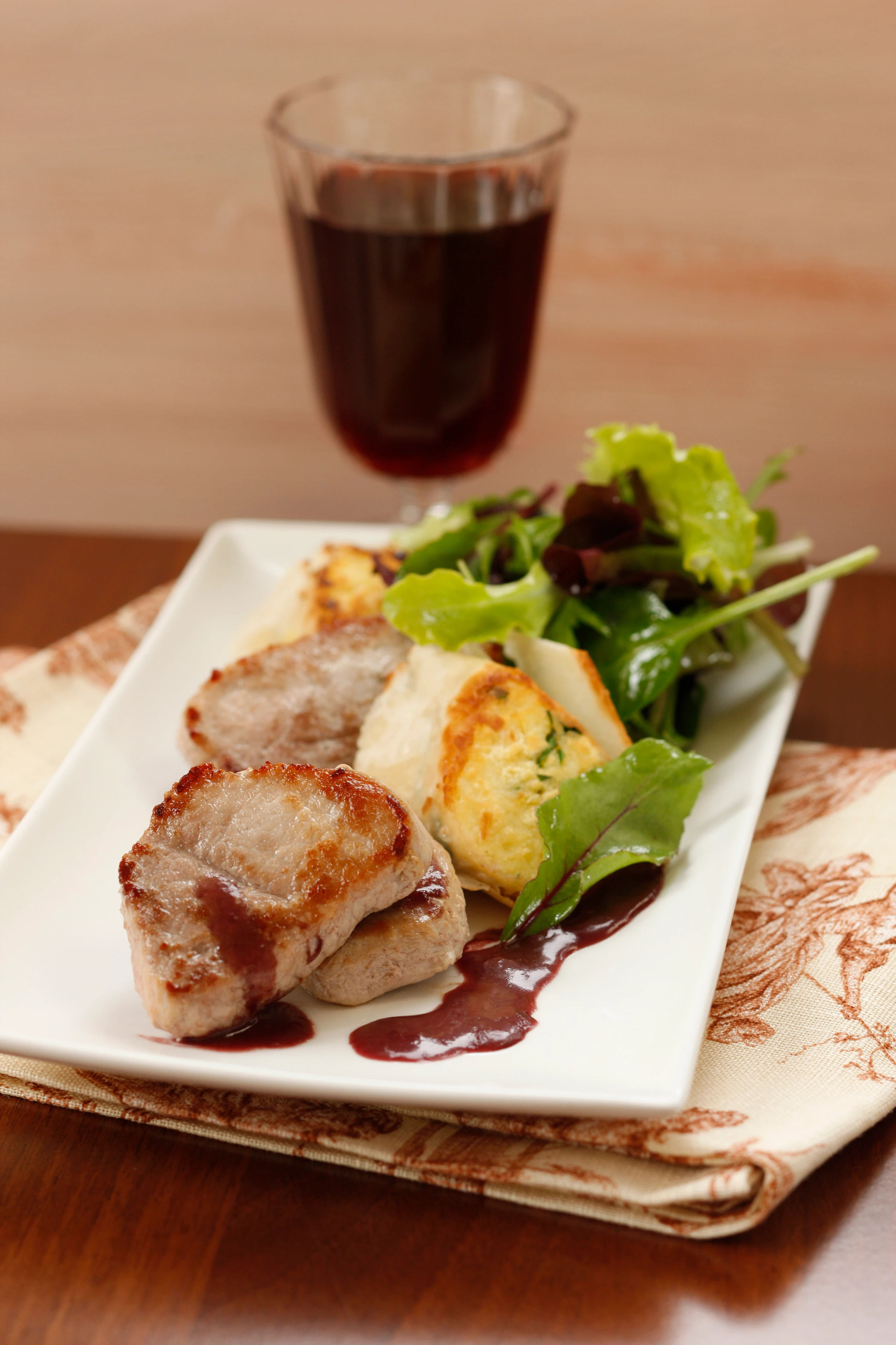 Schweinsmedaillons mit Erdäpfel-Käsestrudel