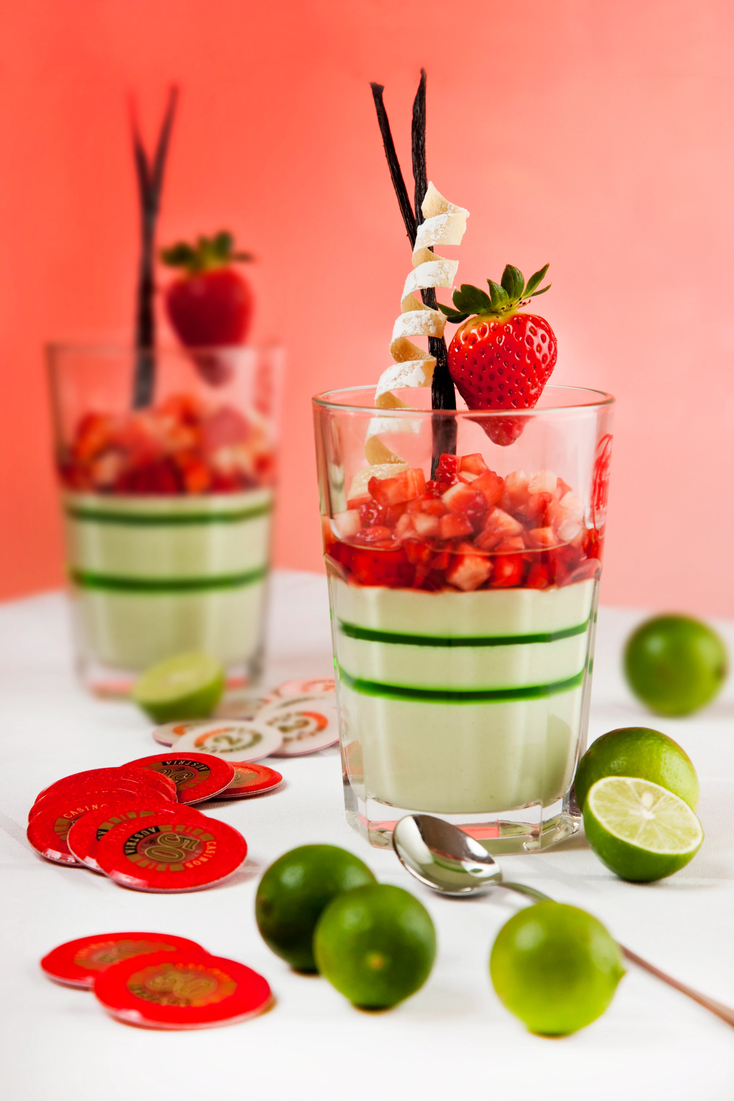 Caipirinha-Mousse mit Erdbeeren