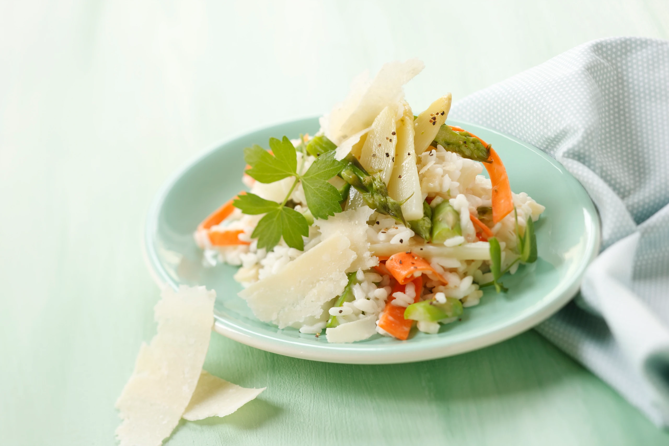 Spargelrisotto mit Karottenstreifen