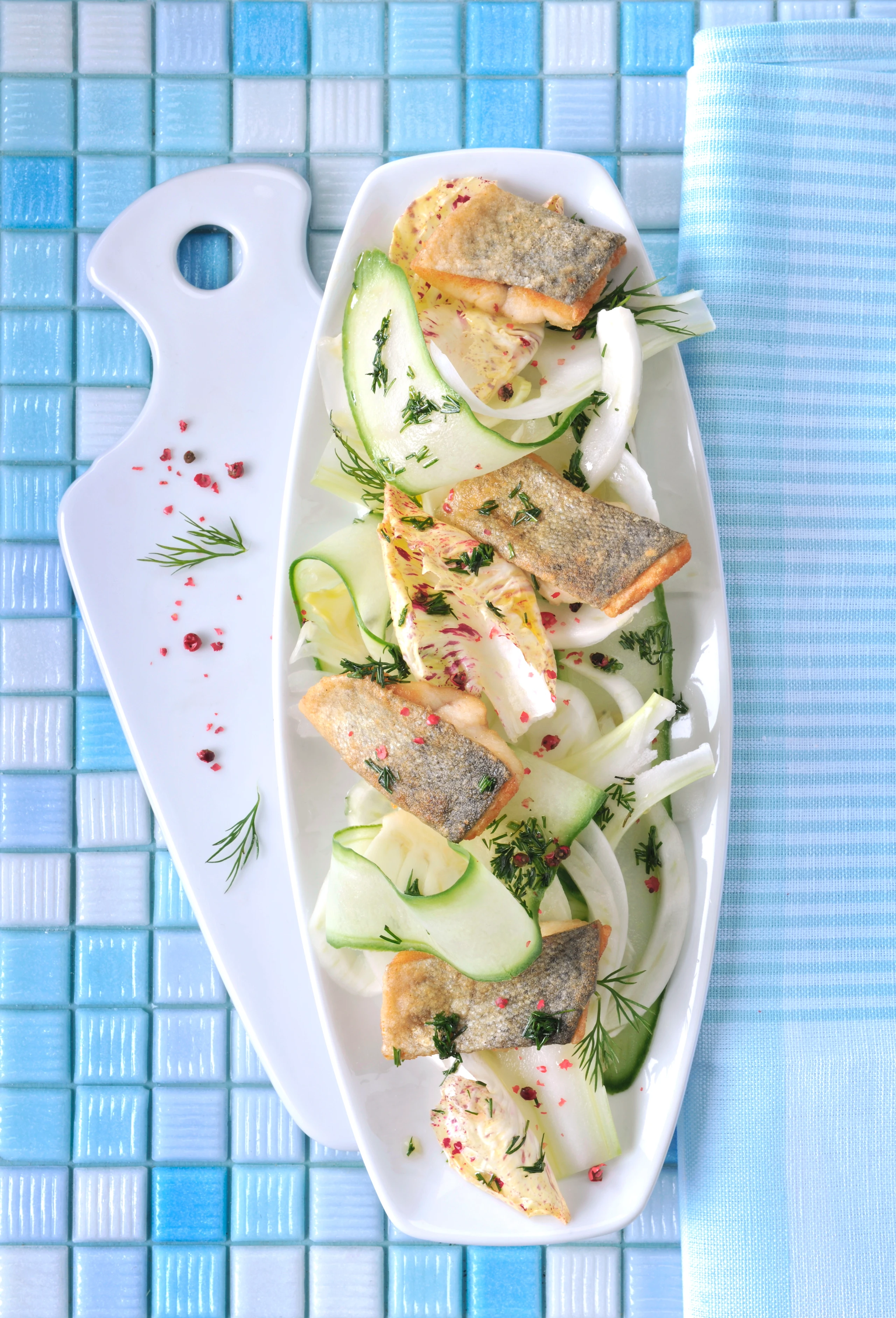 Fenchel-Gurkensalat mit knuspriger Forelle