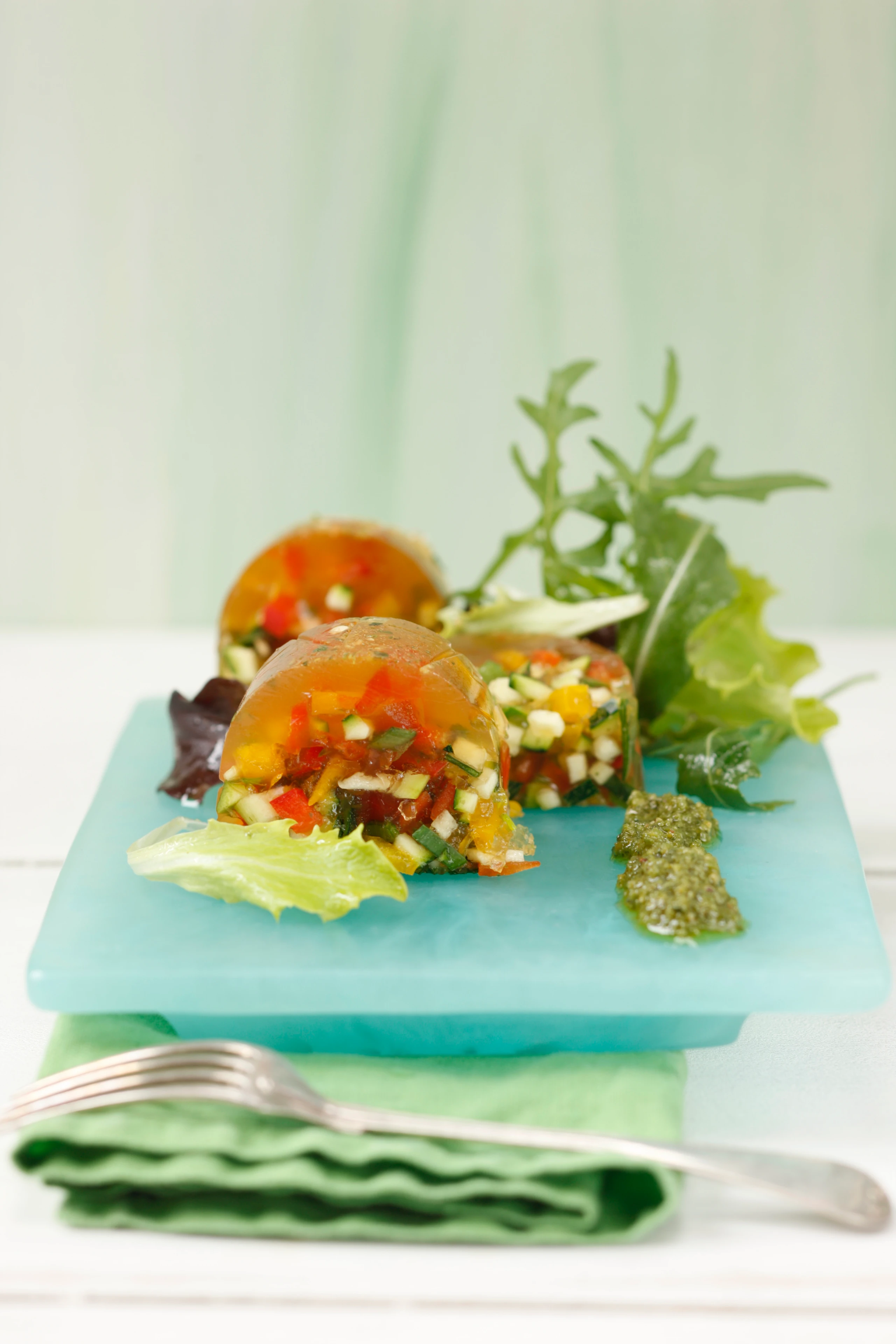 Gemüsesülzchen mit Pesto und Salat