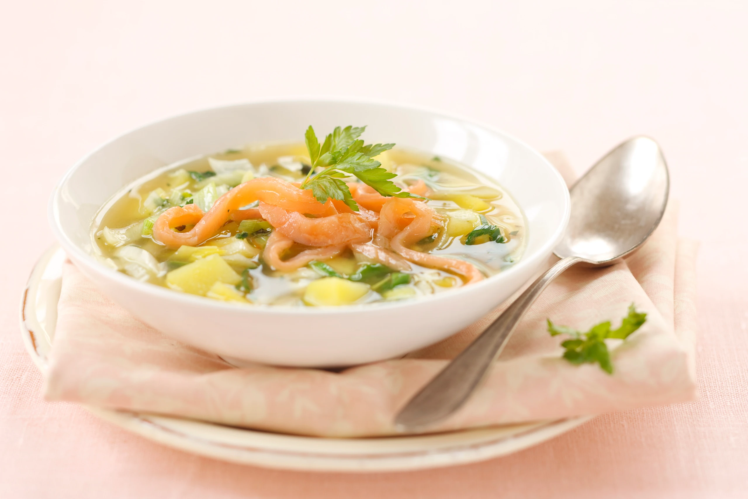 Erdäpfel-Lauchsuppe mit Räucherlachs und Petersilie