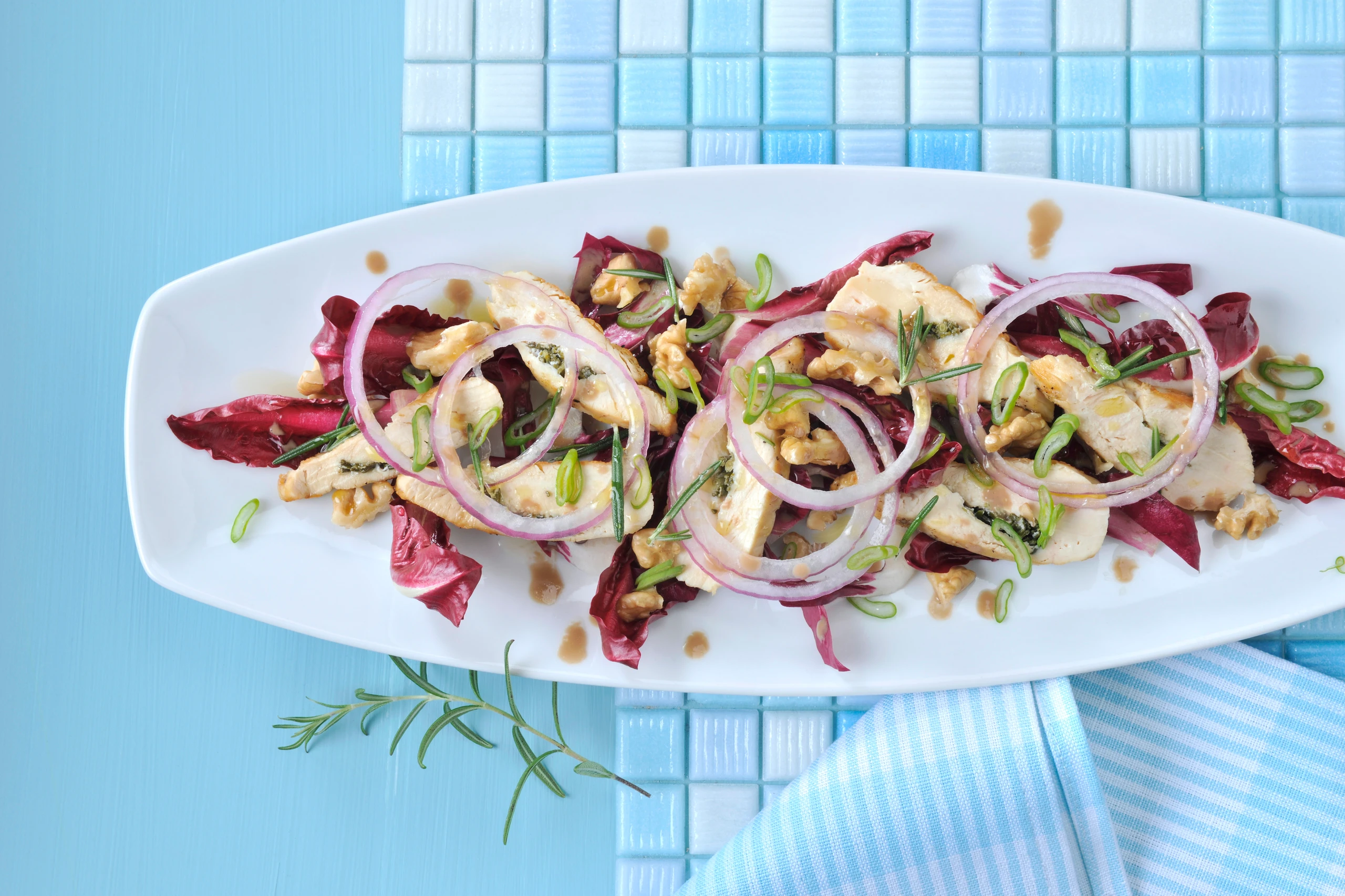 Trevisano mit Rosmarinhuhn und Nüssen