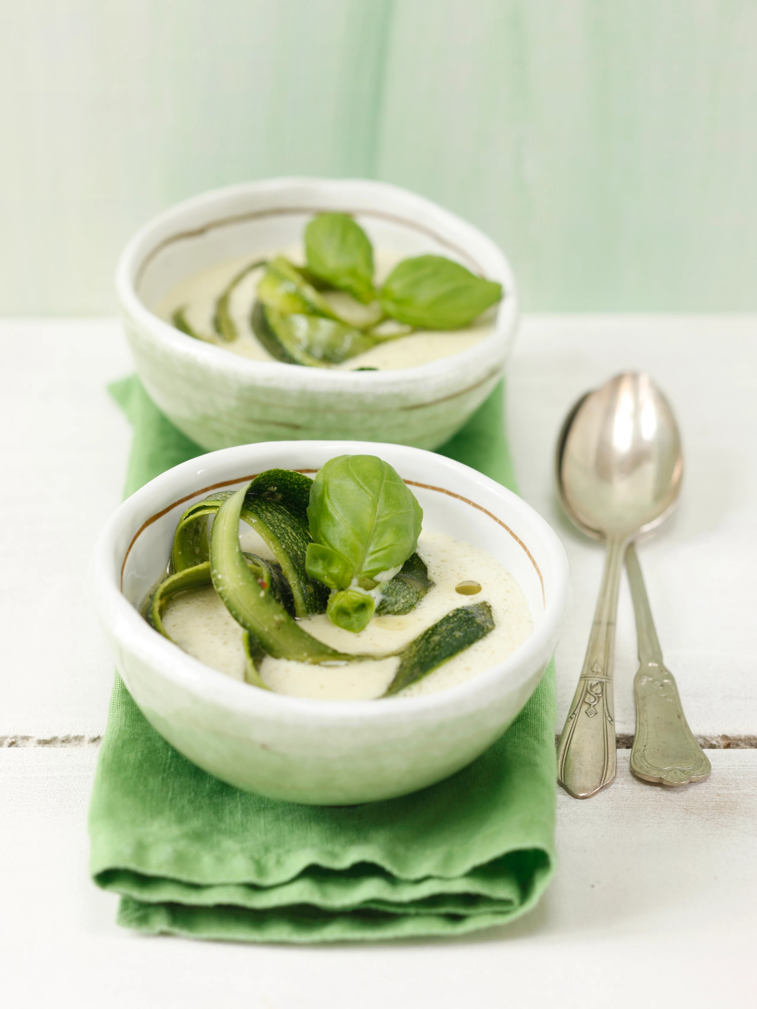 Weiße Zucchinisuppe mit Basilikumöl