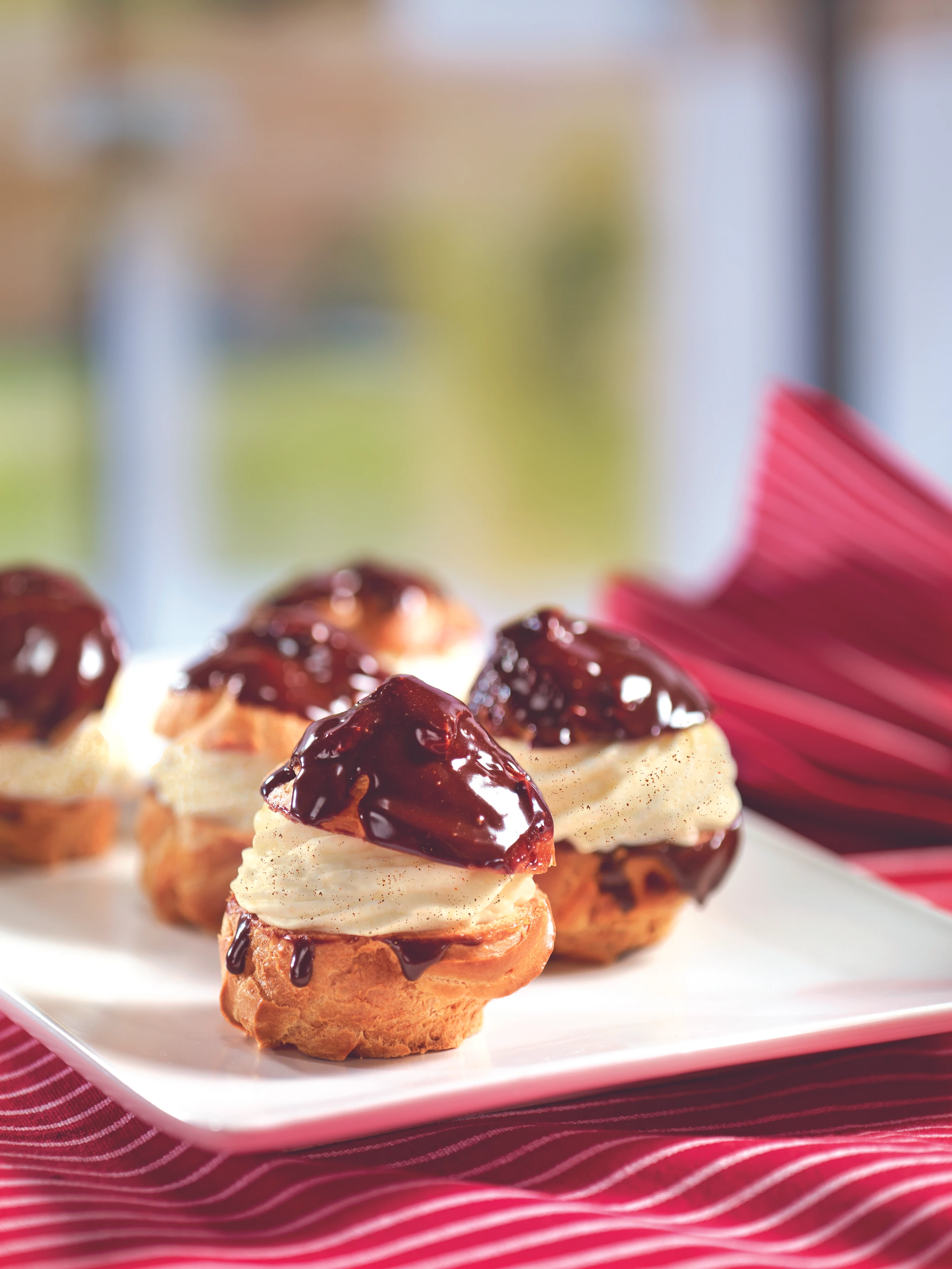 Brandteig-Krapferl mit Vanillecreme und Schokoglasur