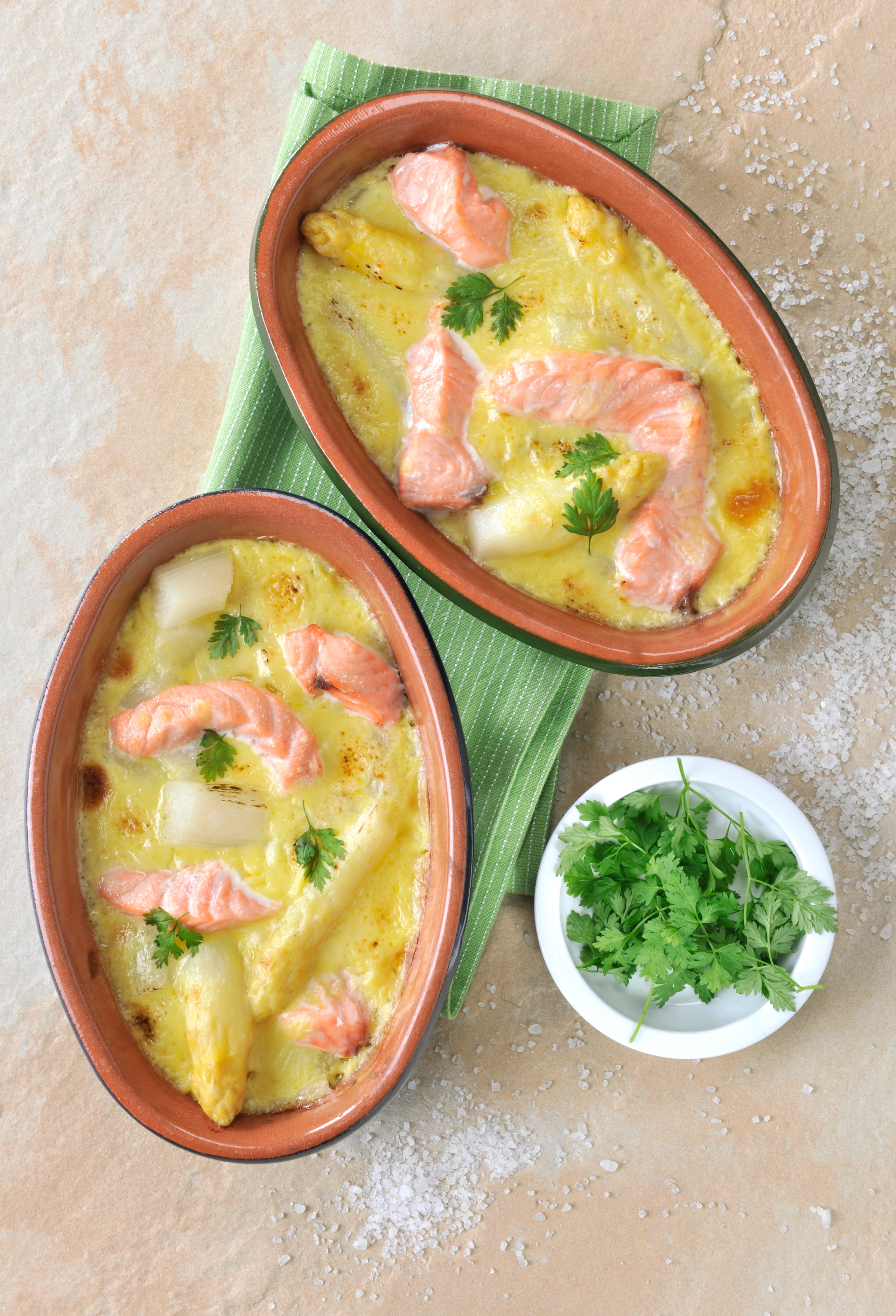 Gratin mit Lachsforelle, Spargel und Kerbel