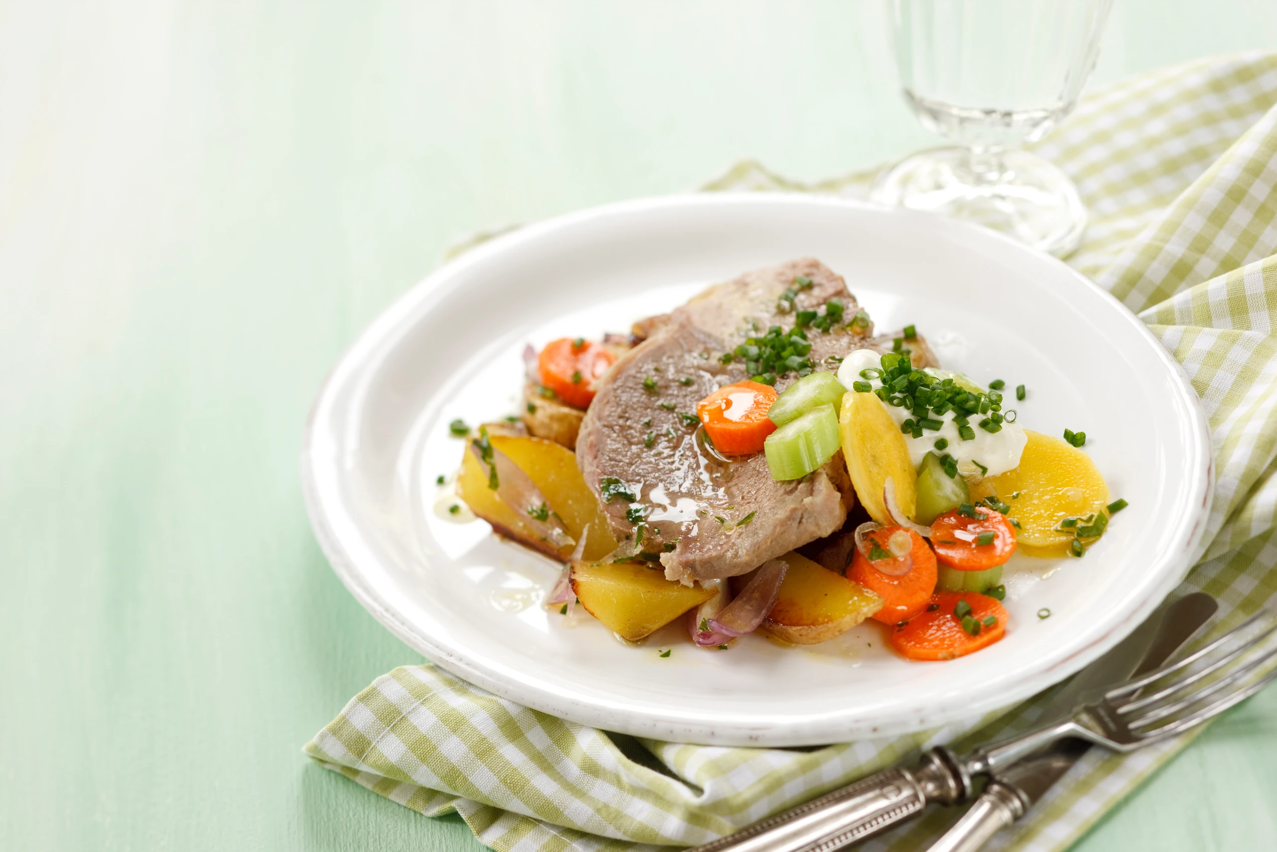 Schulterscherzel mit Wurzelgemüse und Schnittlauchsauce