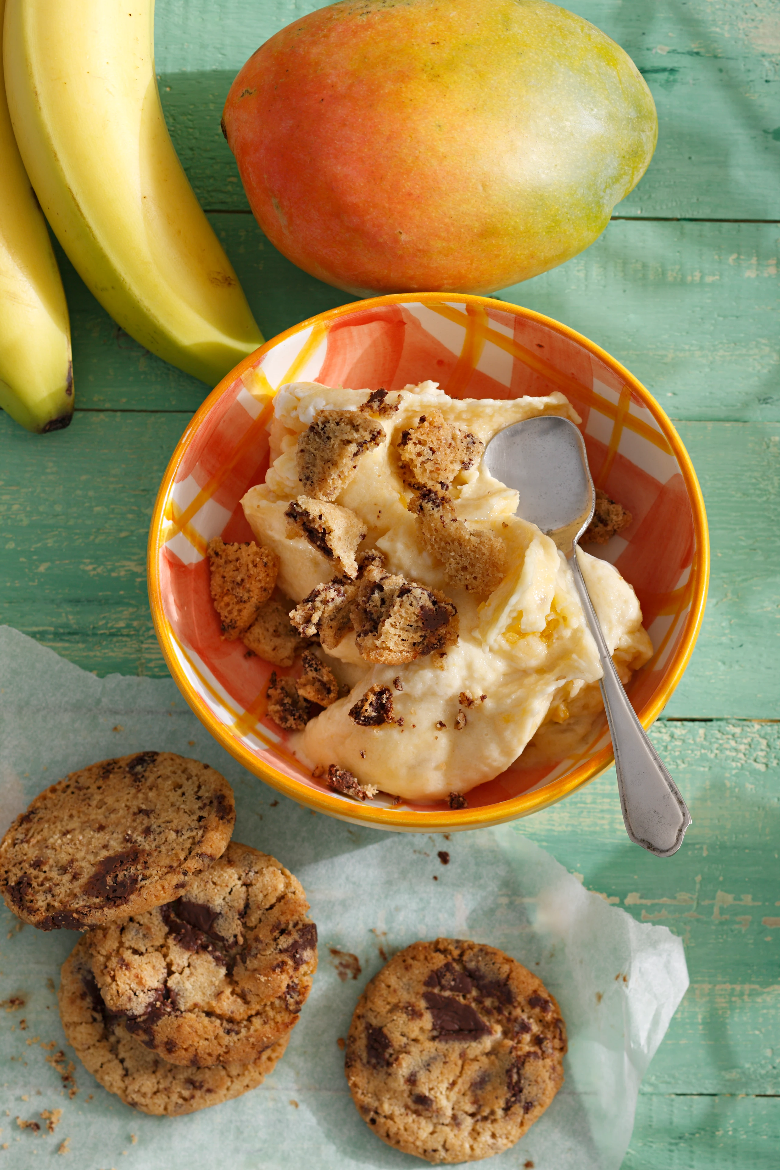 Bananen-Mangoeis mit Cookies