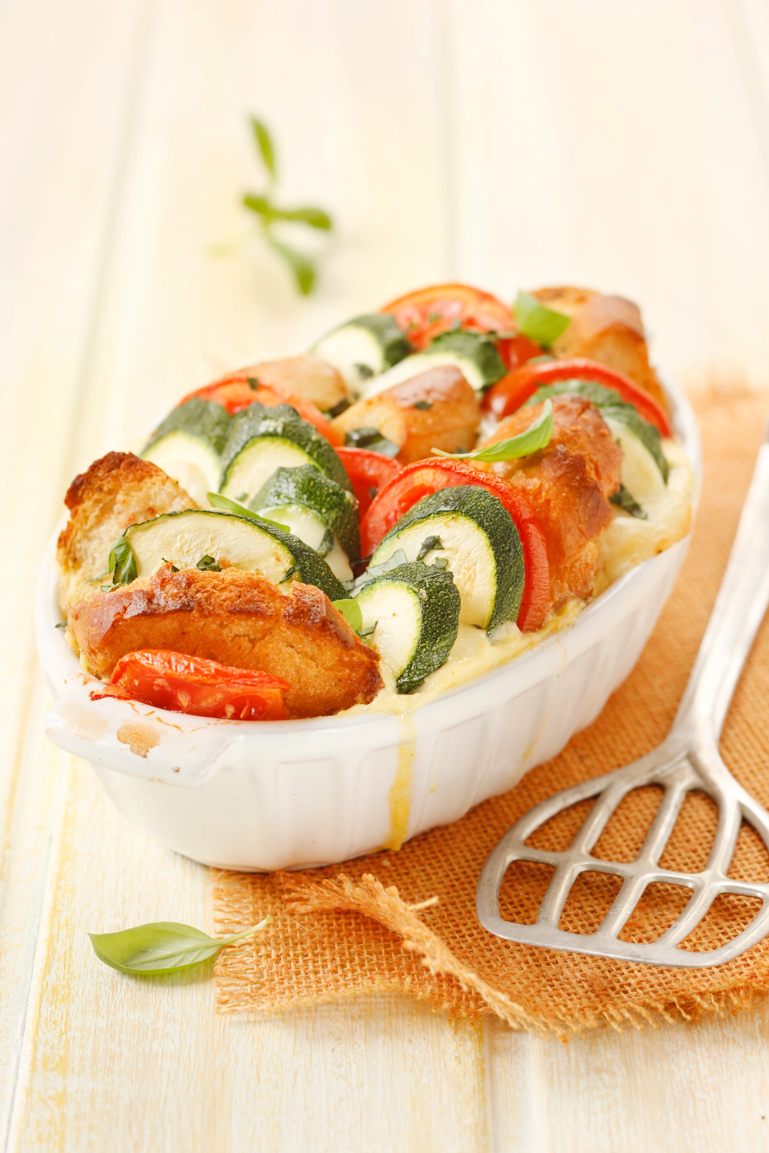 Brot-Gemüseauflauf mit Mozzarella