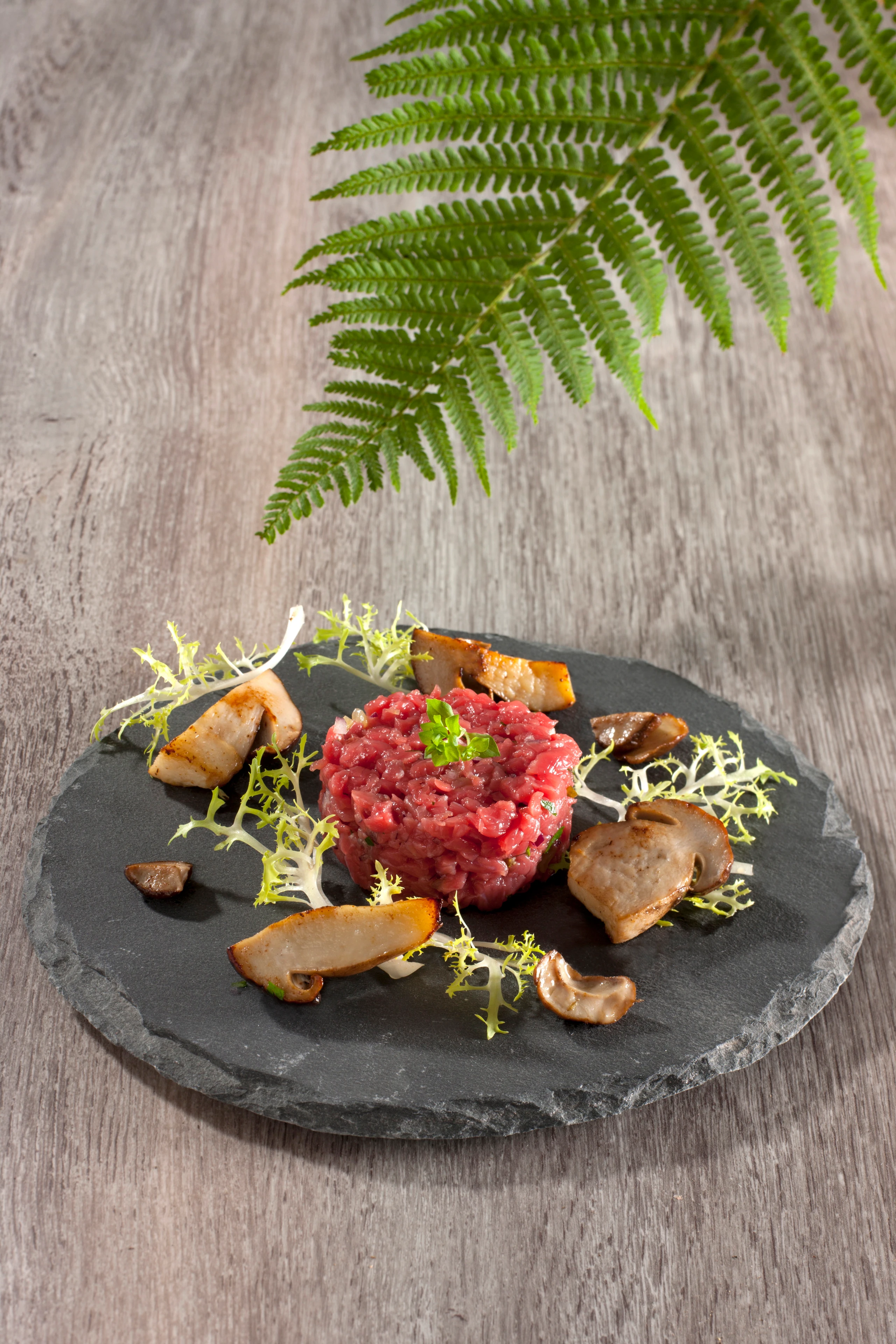 Beef Tatar mit gebratenen Steinpilzen