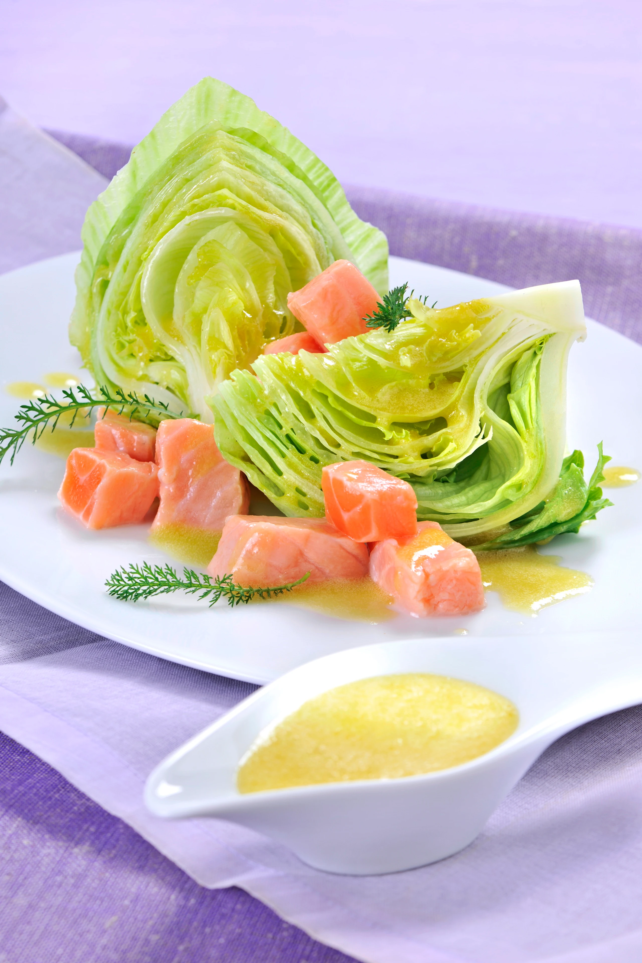 Eisbergsalat mit Lachs
