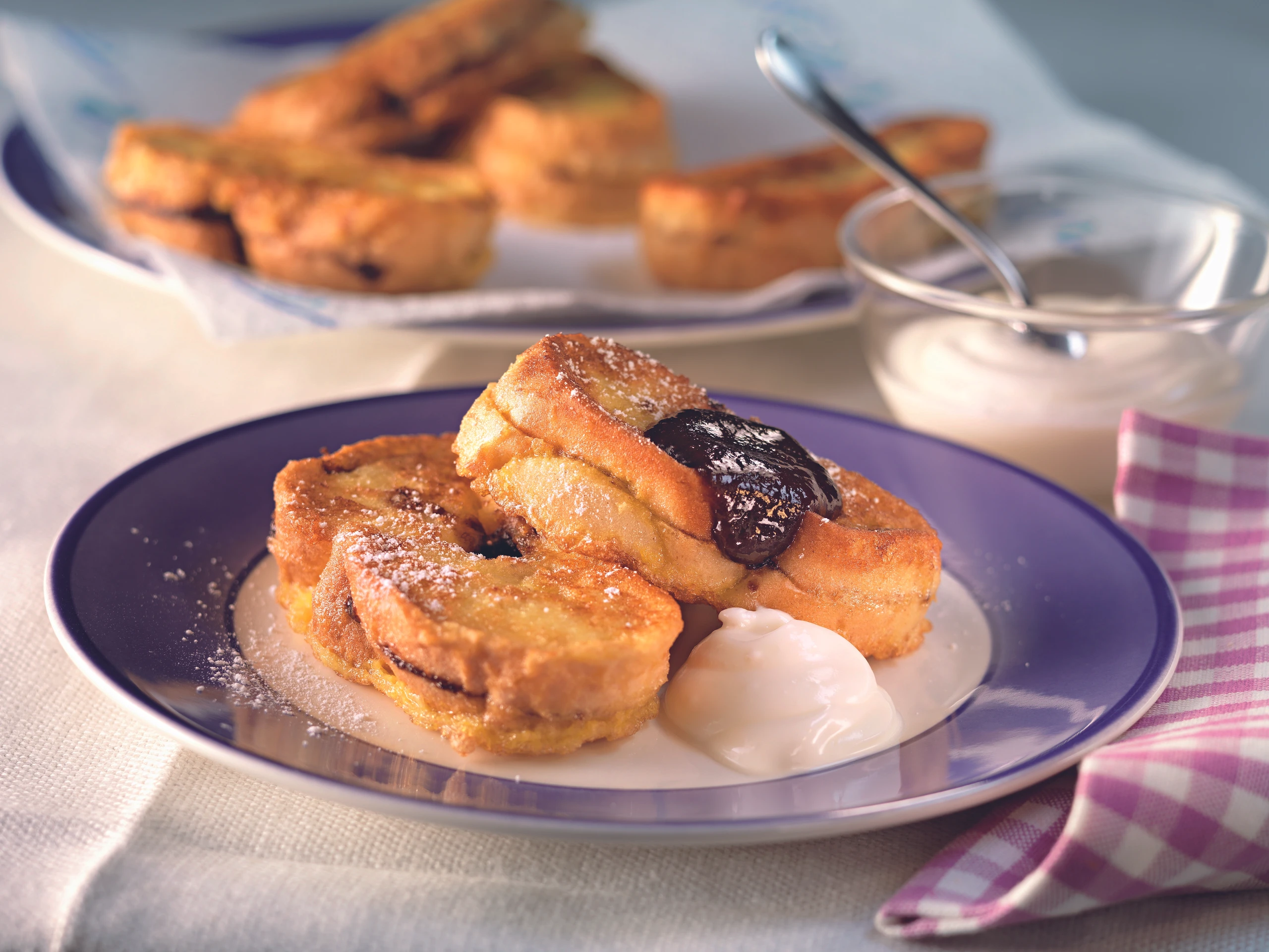 Pofesen mit Powidl und Sauerrahm