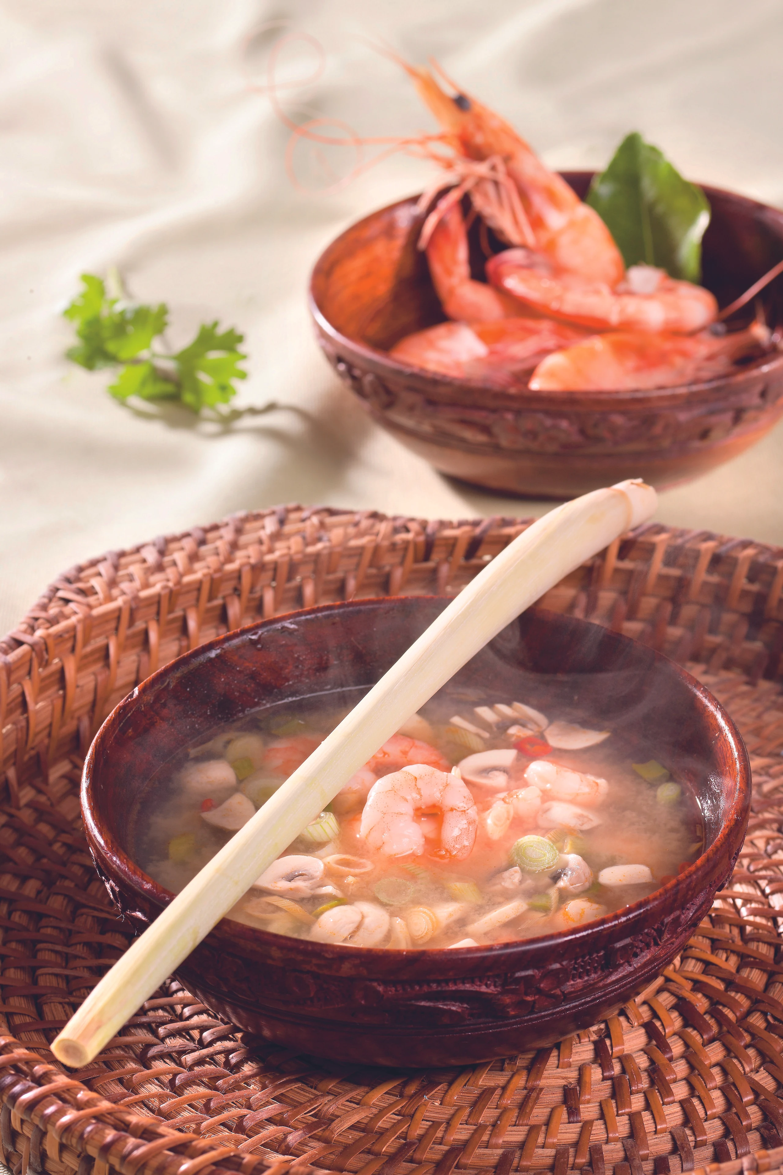 Scharfe Thai-Suppe mit Garnelen