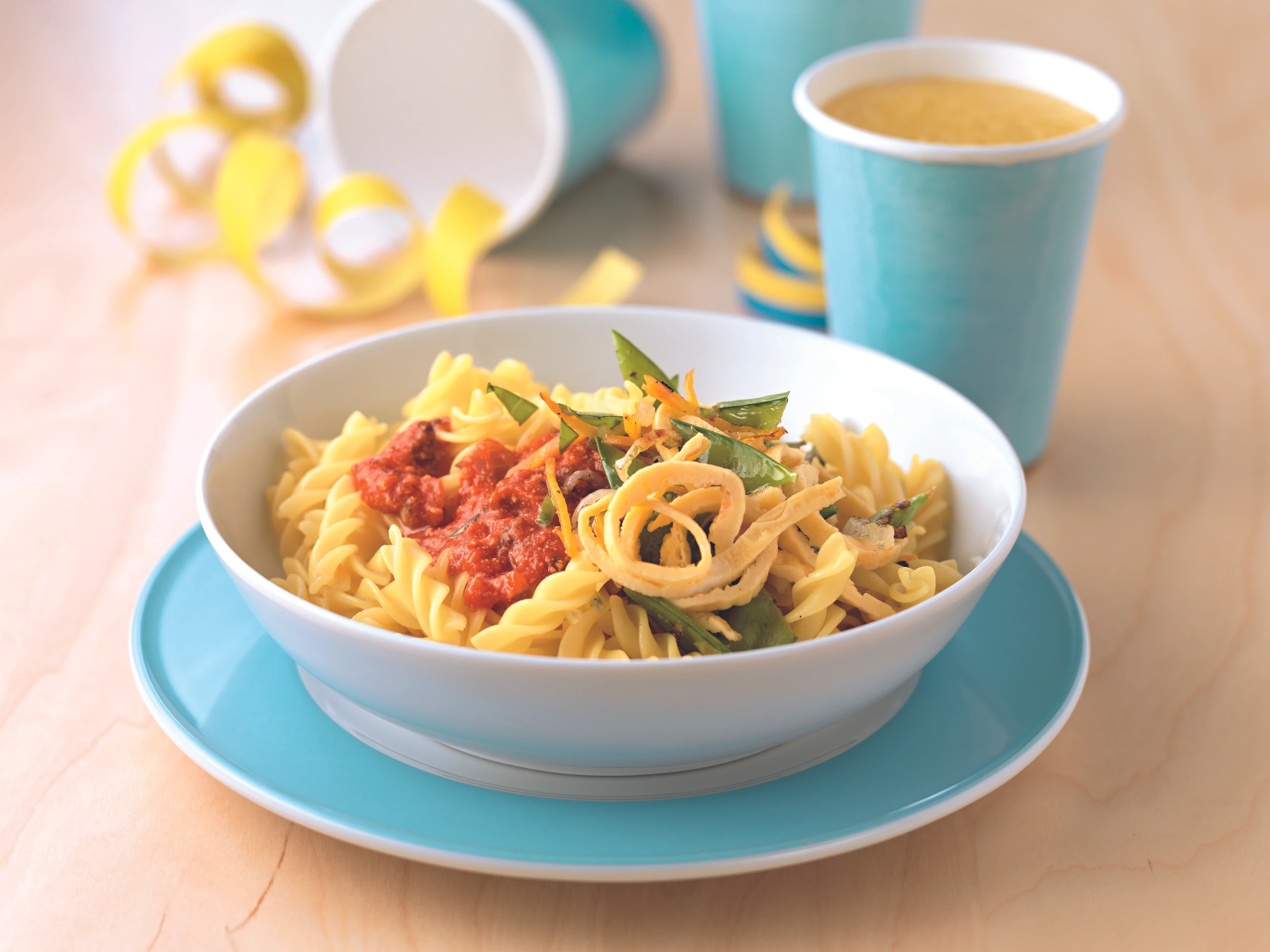 Schnelle Veggie-Pasta mit Eieromelettestreifen