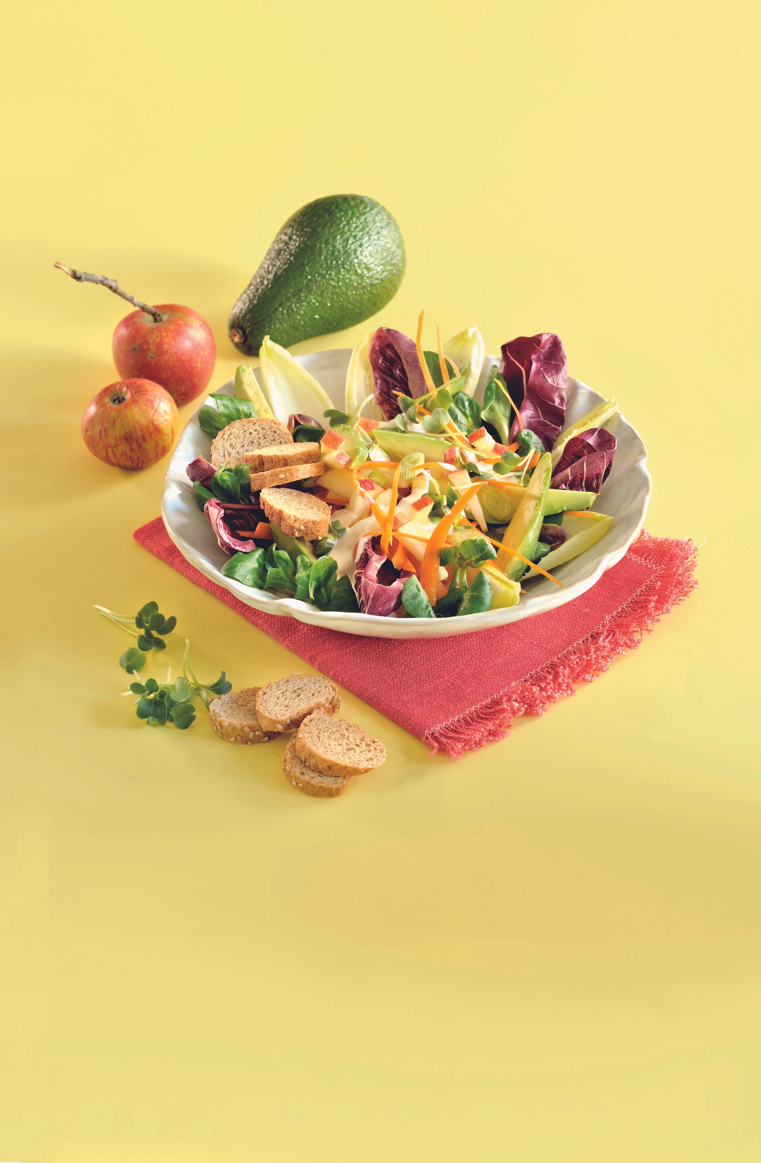 Salat mit Avocado, Karotte und Apfel