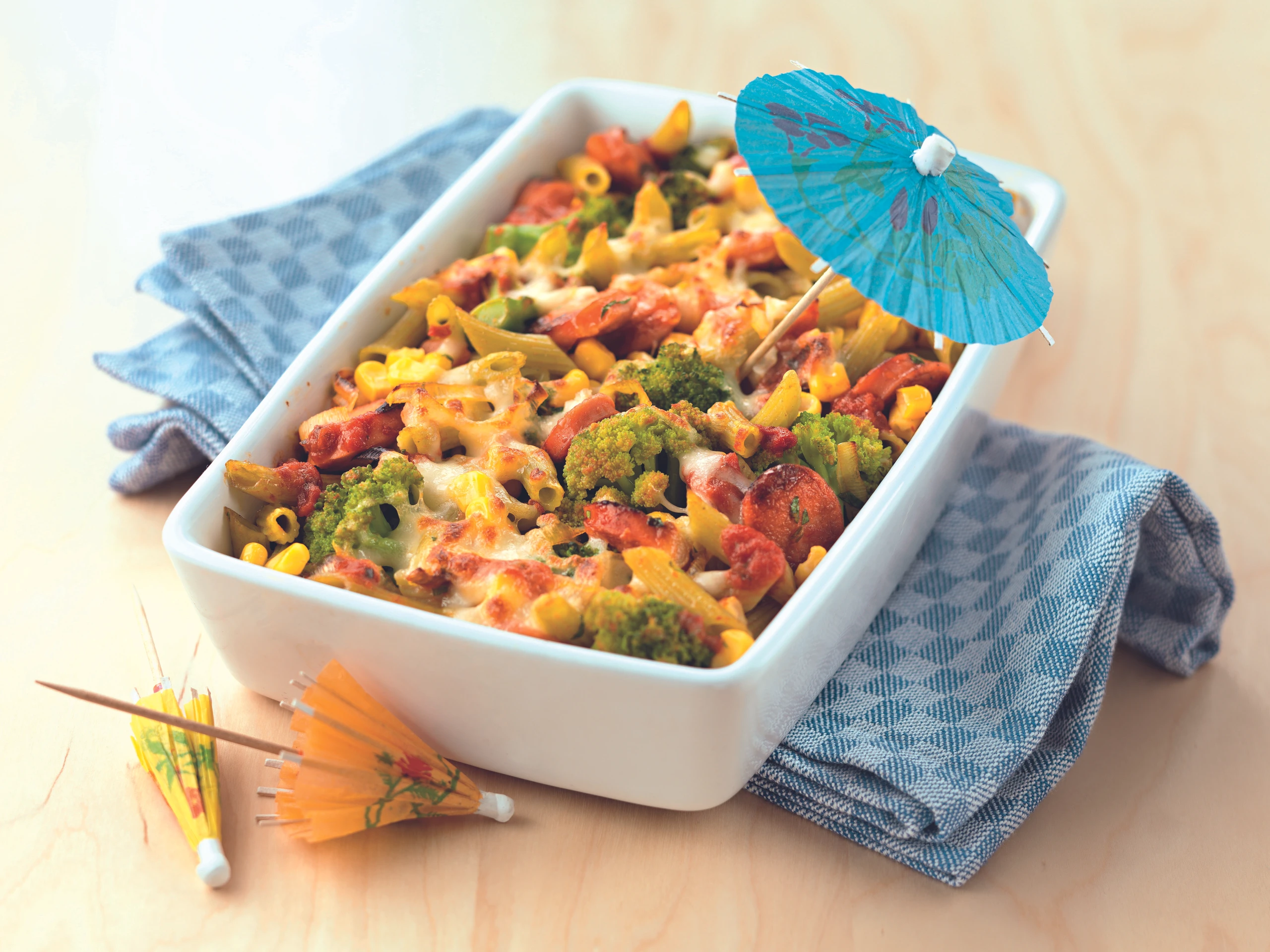 Schneller Pasta-Auflauf mit Würsteln und Gemüse