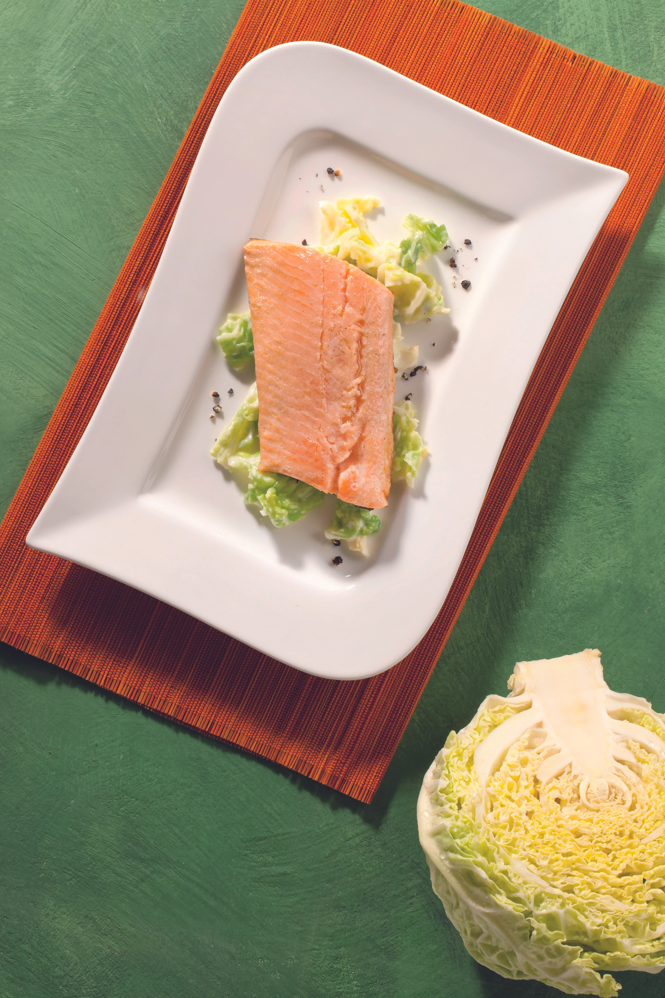 Gebratene Lachsforelle auf Kohl