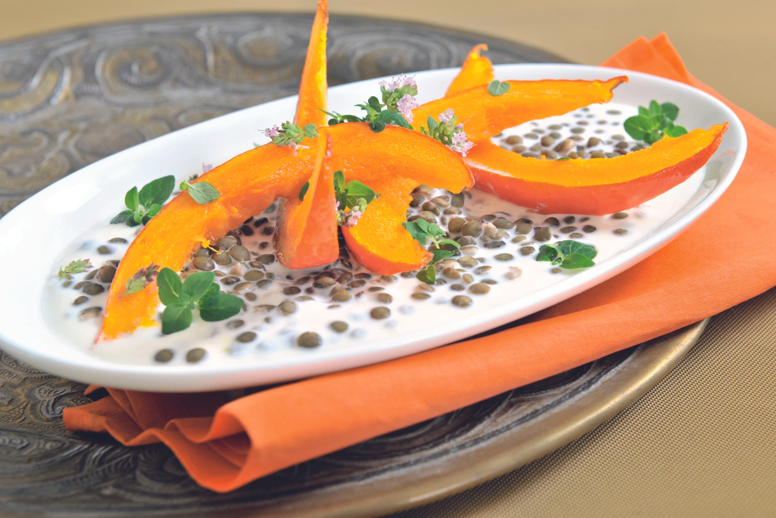 Berglinsen mit Ziegenfrischkäse und Kürbis