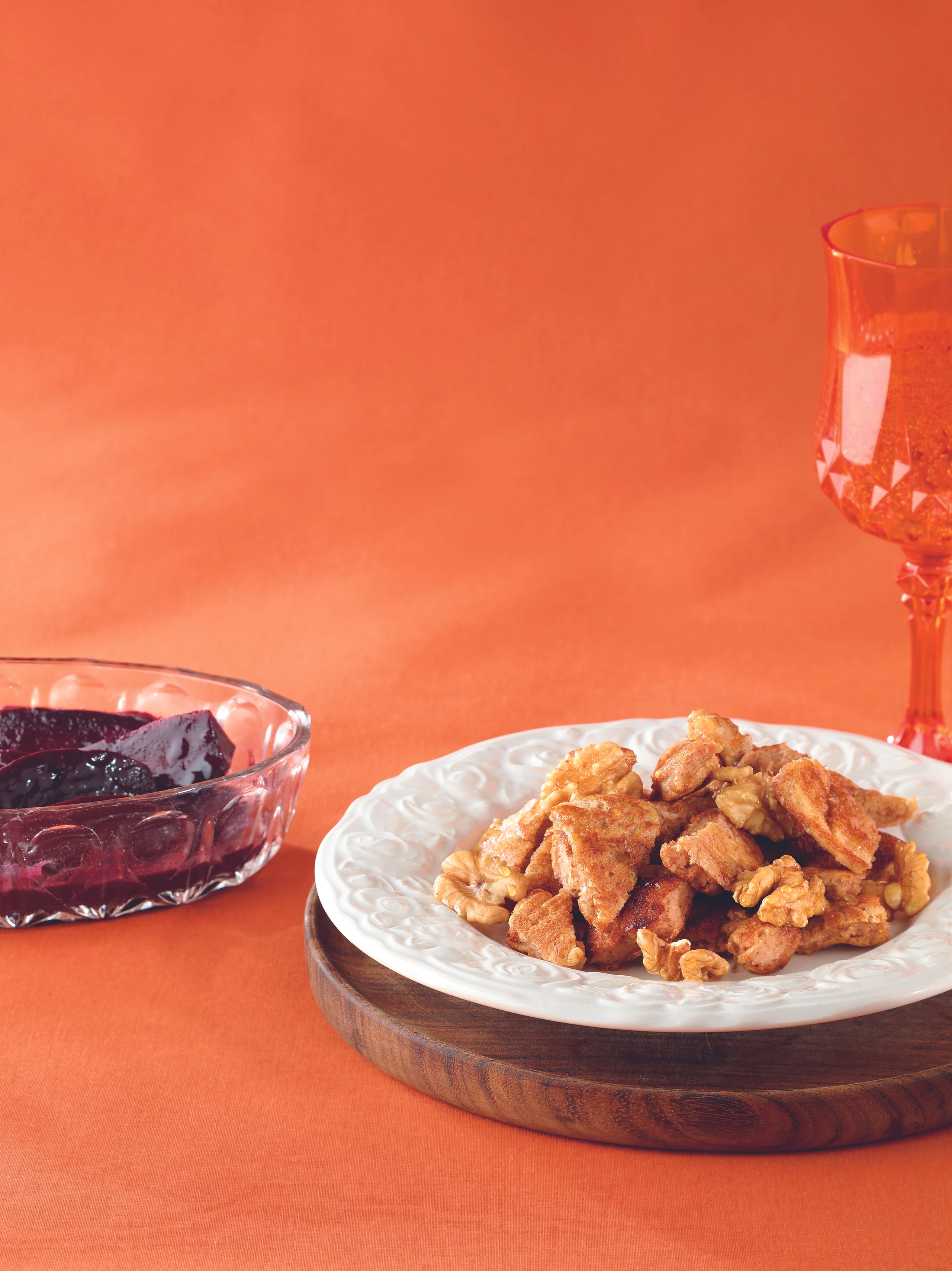 Walnuss-Schmarren mit Holunderäpfeln