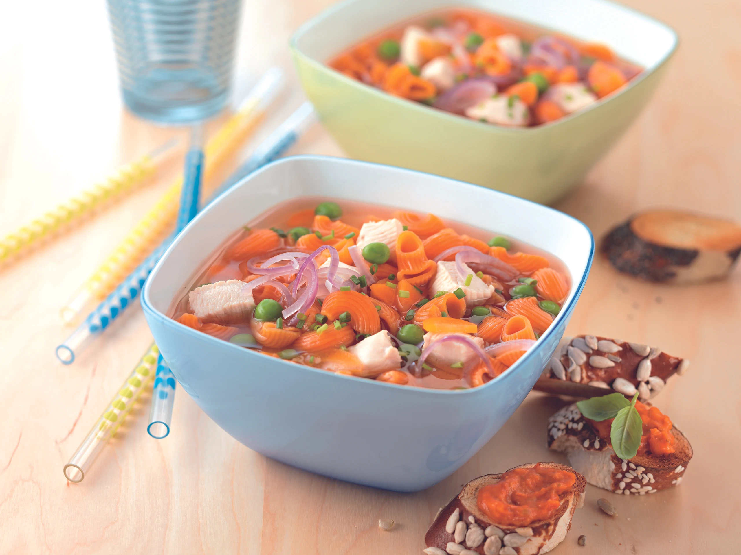 Schnelle Nudel-Suppe mit Huhn, Erbsen und Pesto-Brötchen