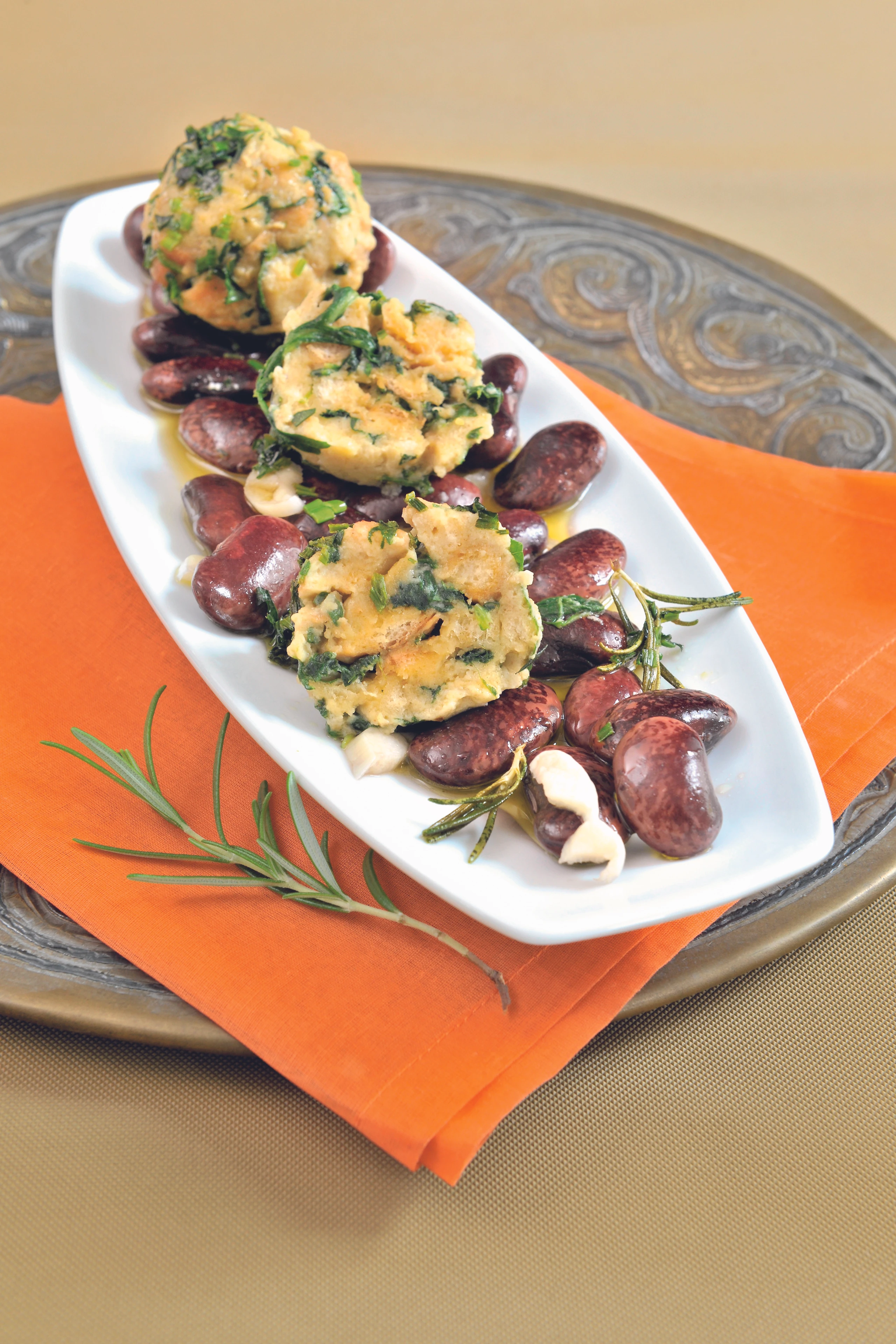 Käferbohnen im Sud mit Spinat-Kräuterknödel