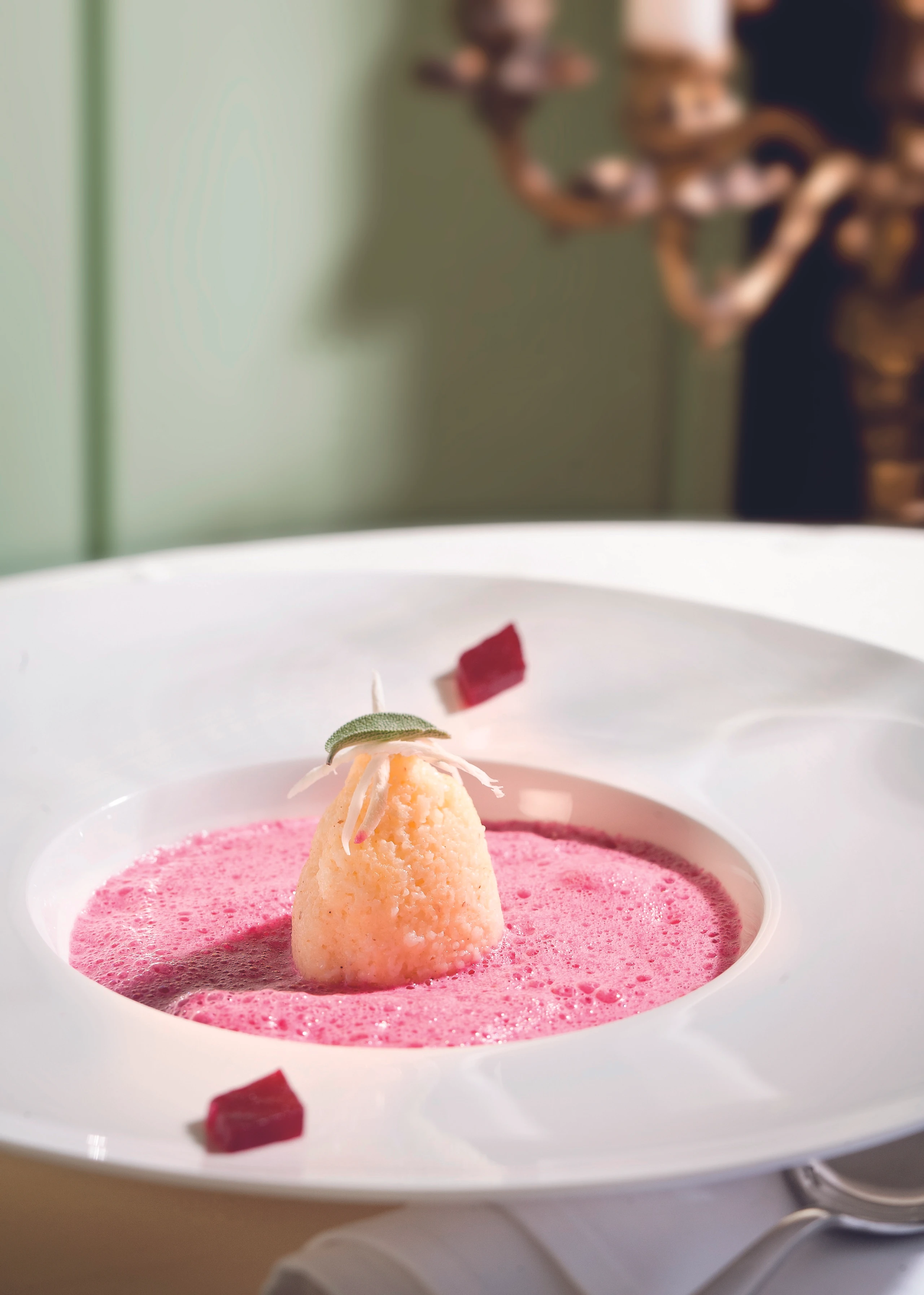 Rote Rübenschaumsuppe mit Krennockerln