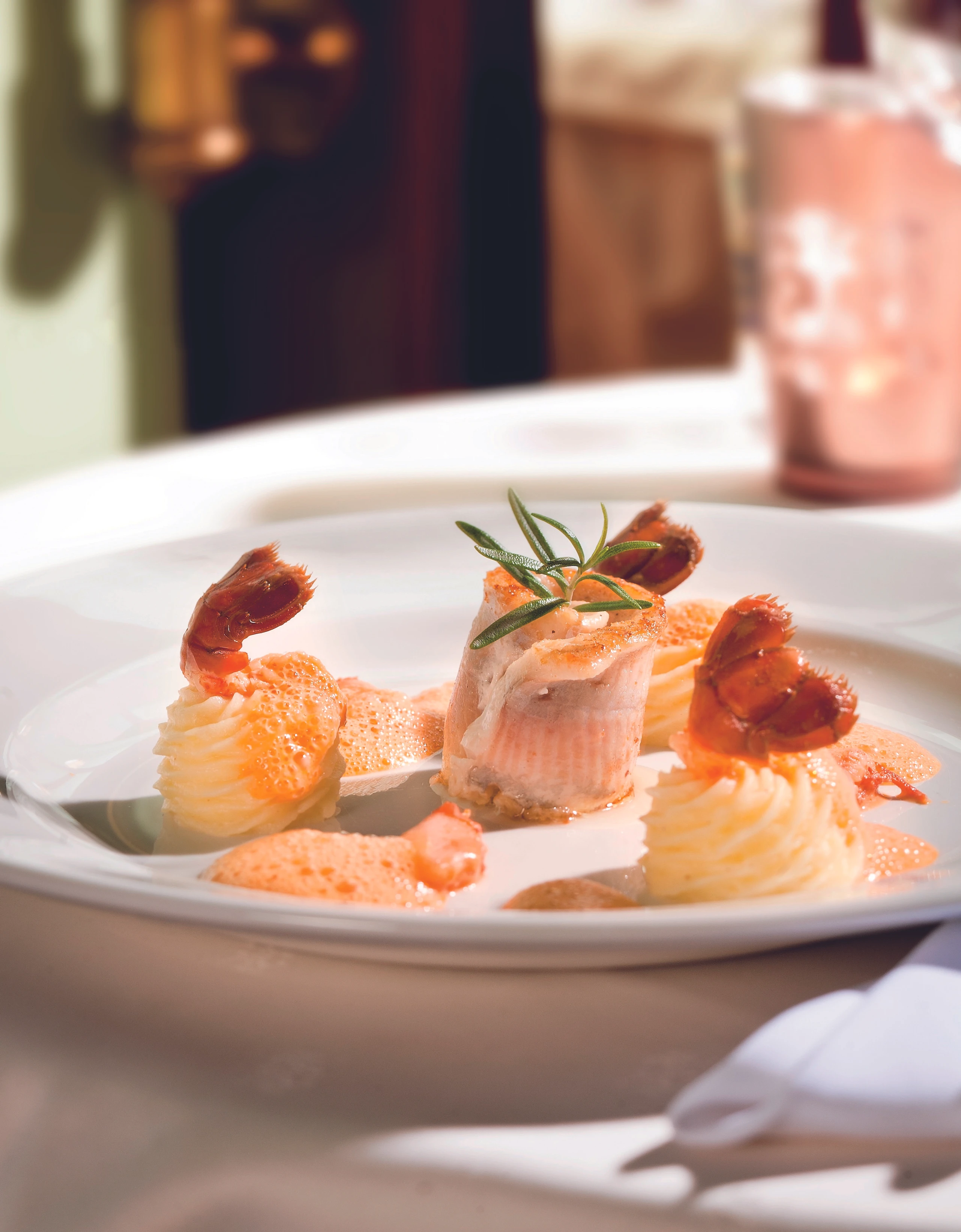 Saiblingsröllchen mit Krebsen