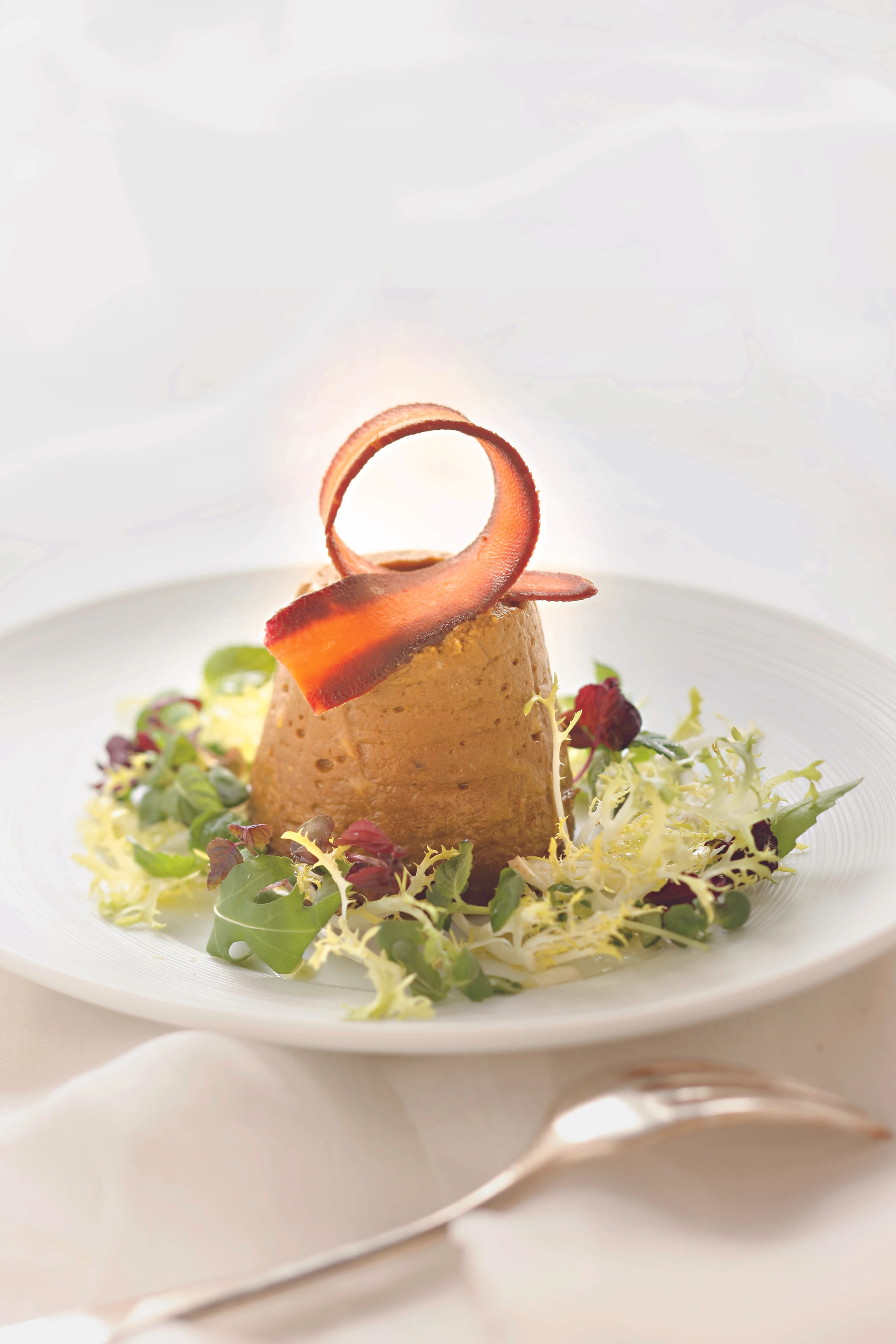 Karottenflan mit Blattsalaten und Kräutern