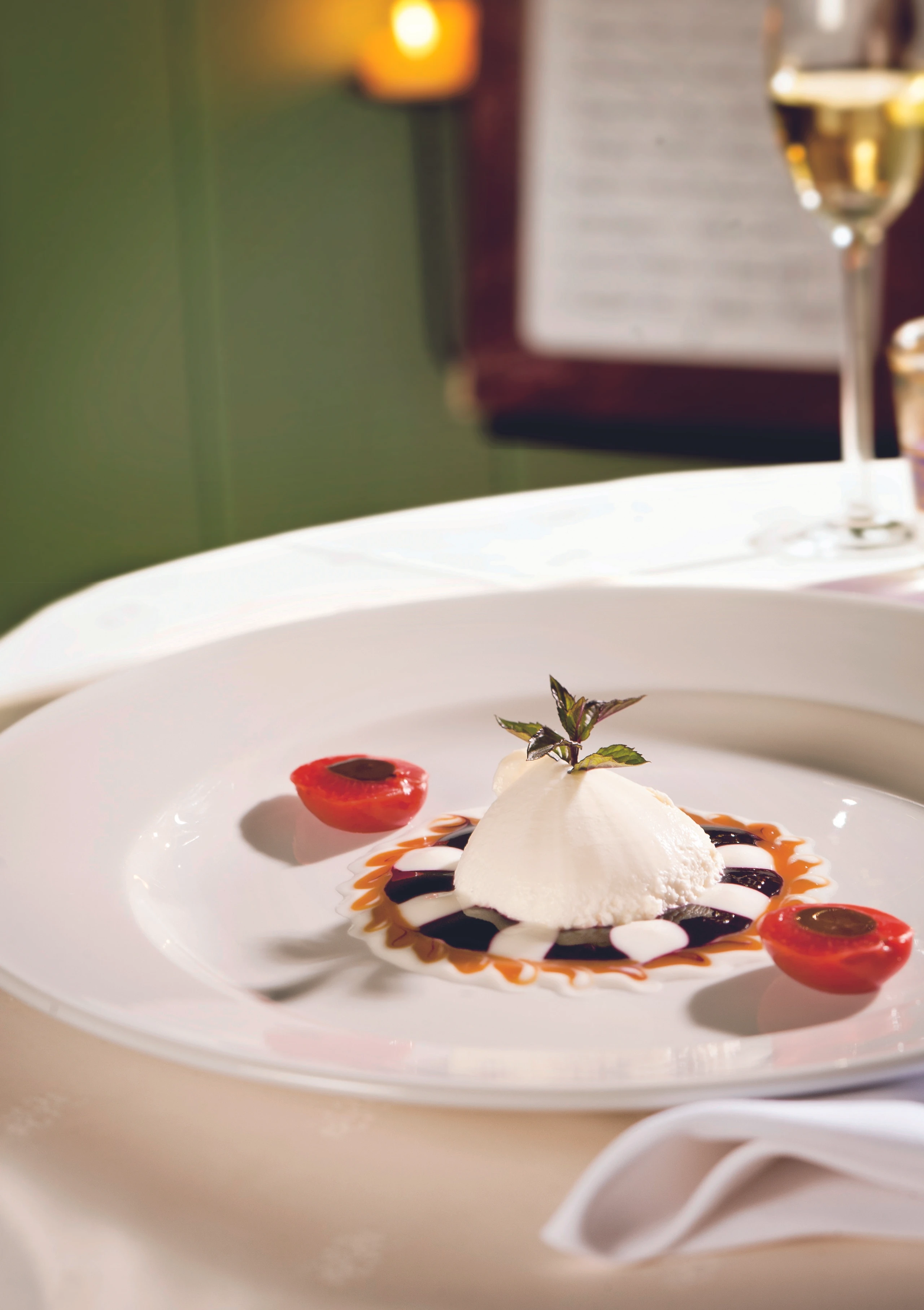 Panna cotta mit Zwetschken und zweierlei Saucen