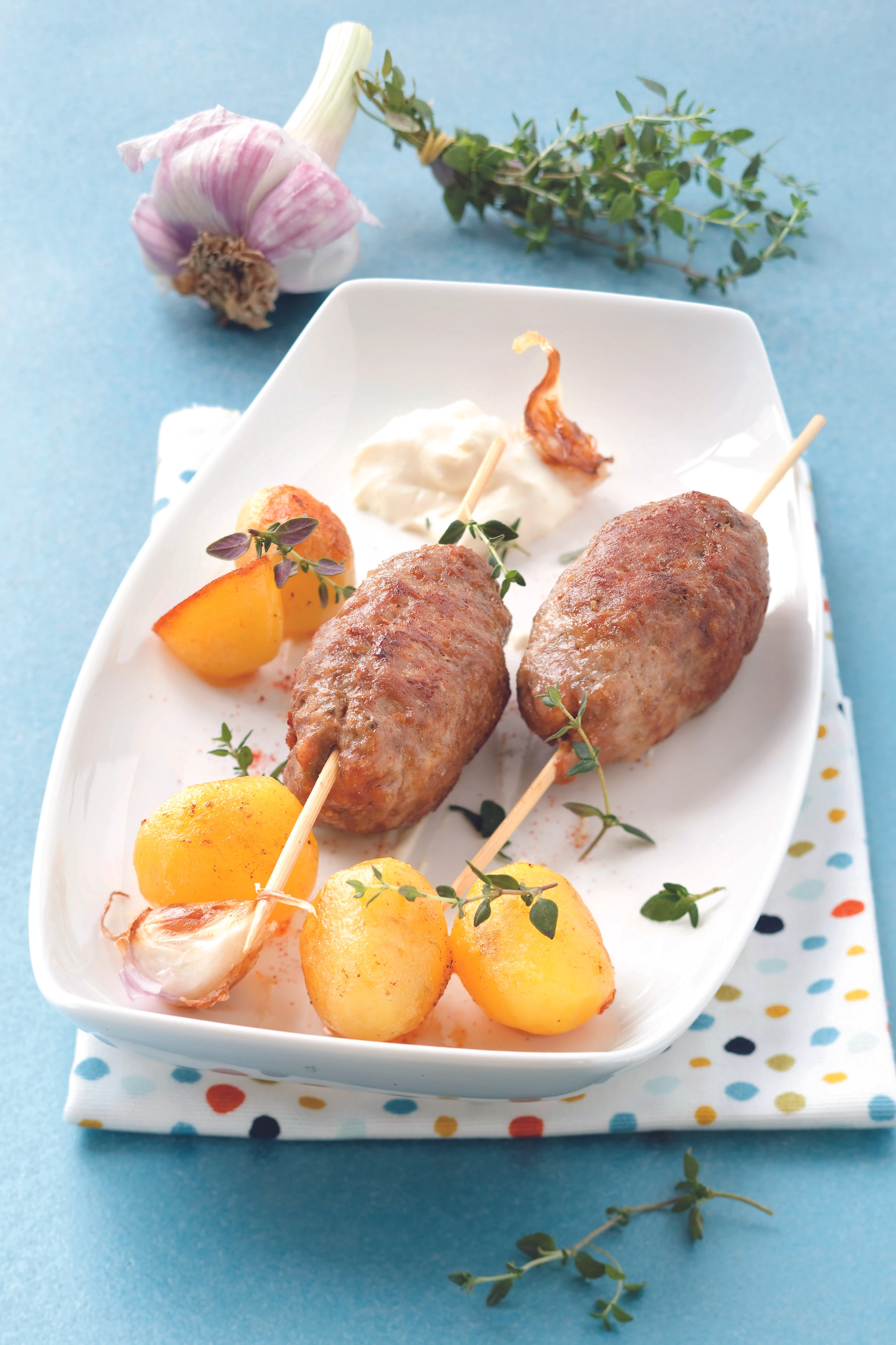 Lammfaschiertes am Spieß mit Braterdäpfeln