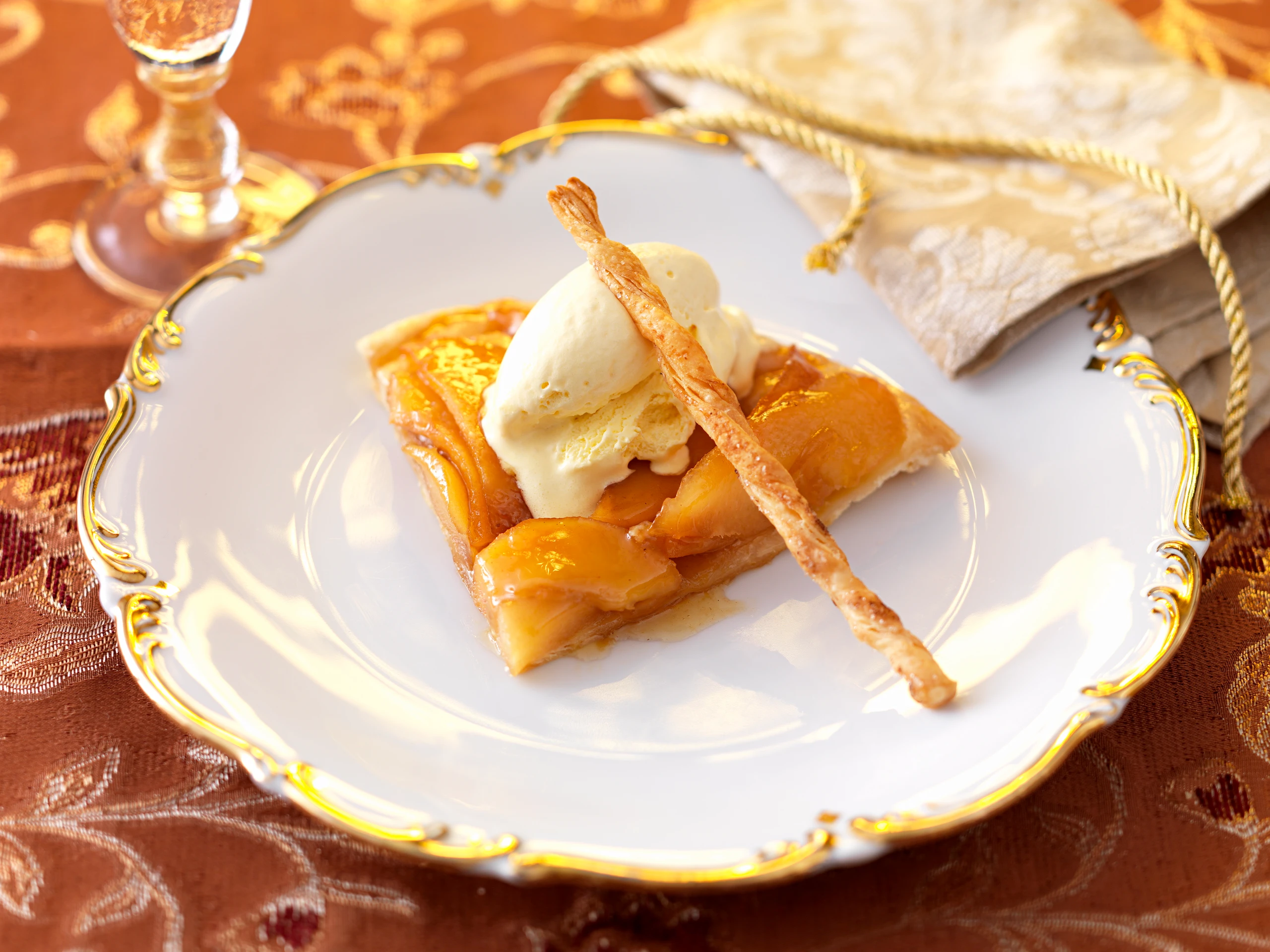 Quitten-Tarte mit Vanilleeis