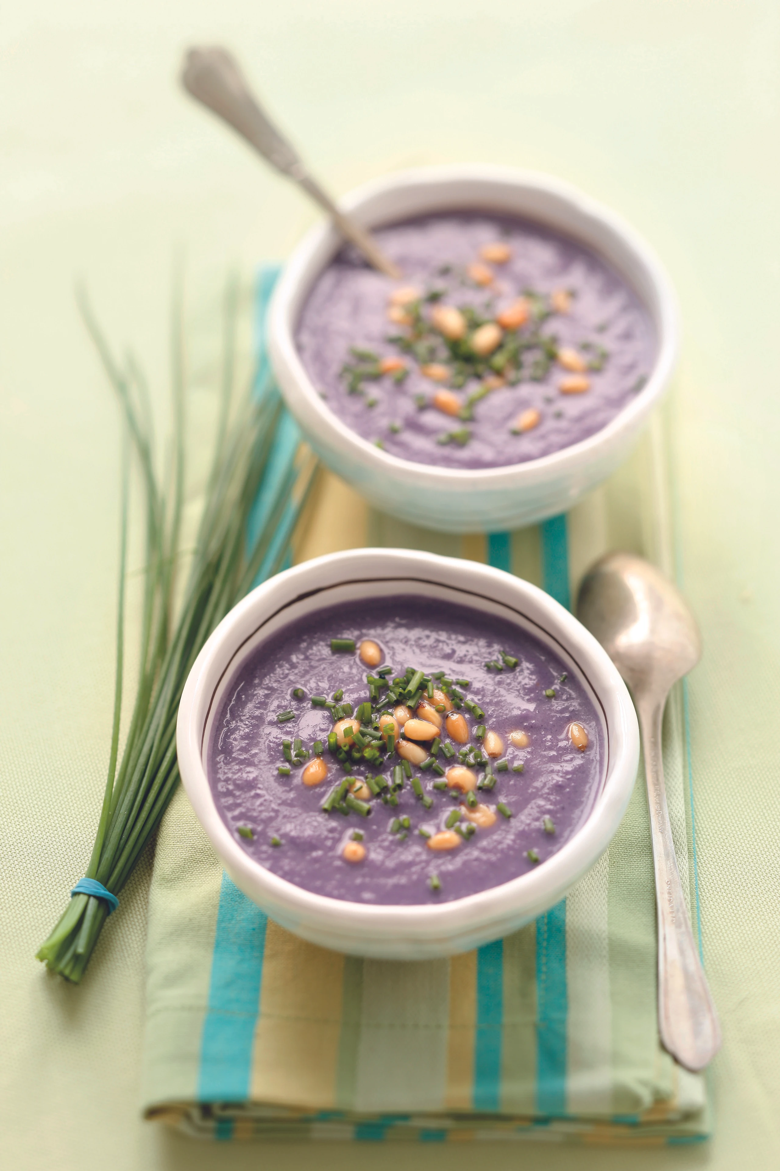 Rotkrautsuppe mit Pinienkernen
