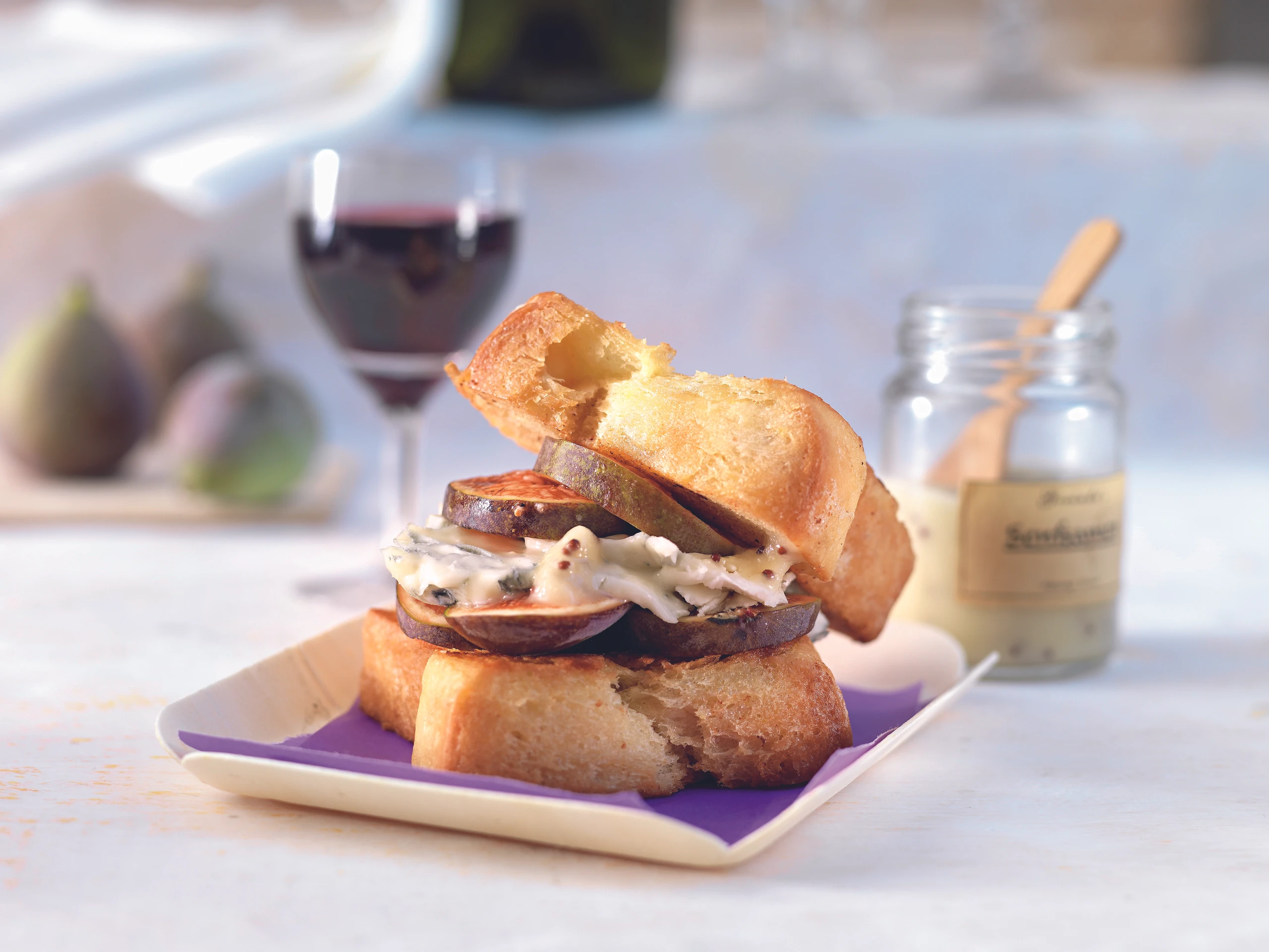 Brioche-Burger mit Feigen und Birnenmostarda