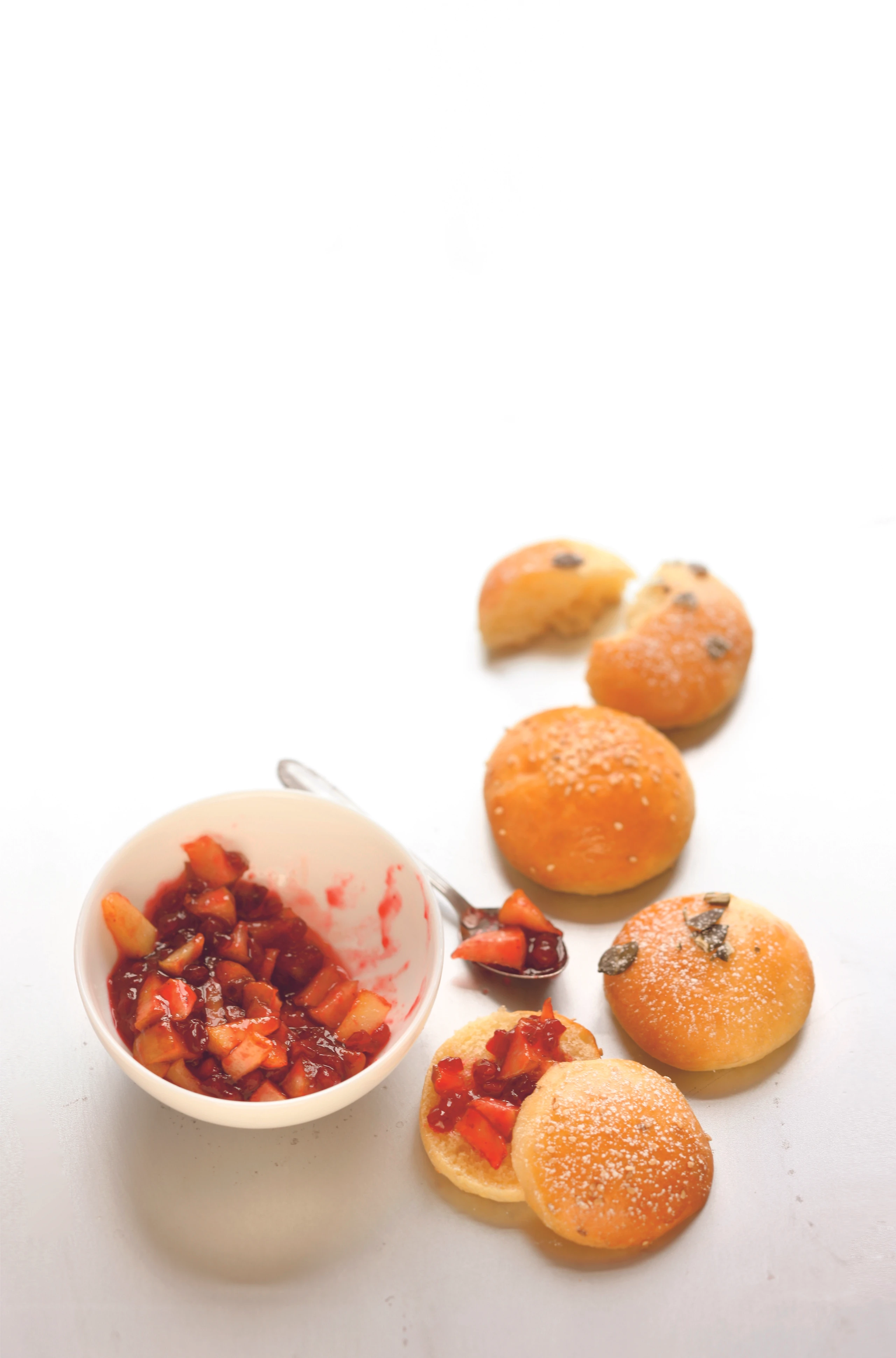 Brioche-Weckerl mit Preiselbeeren und Birnen