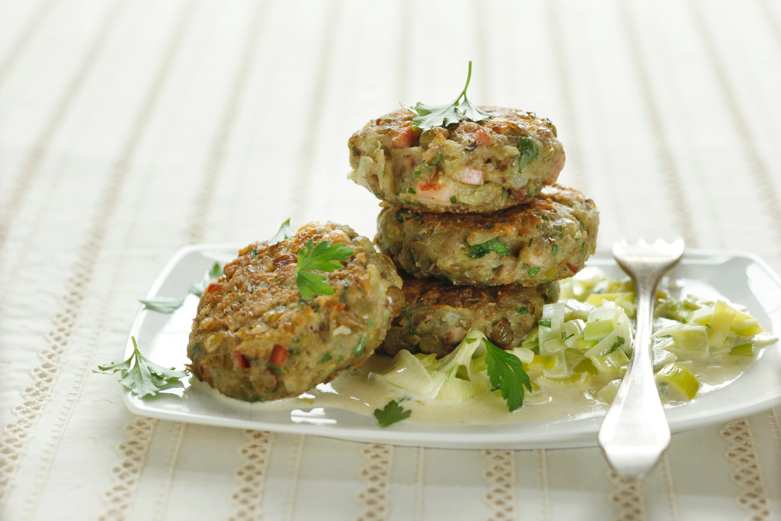 Speck-Linsenlaibchen mit Lauchsauce