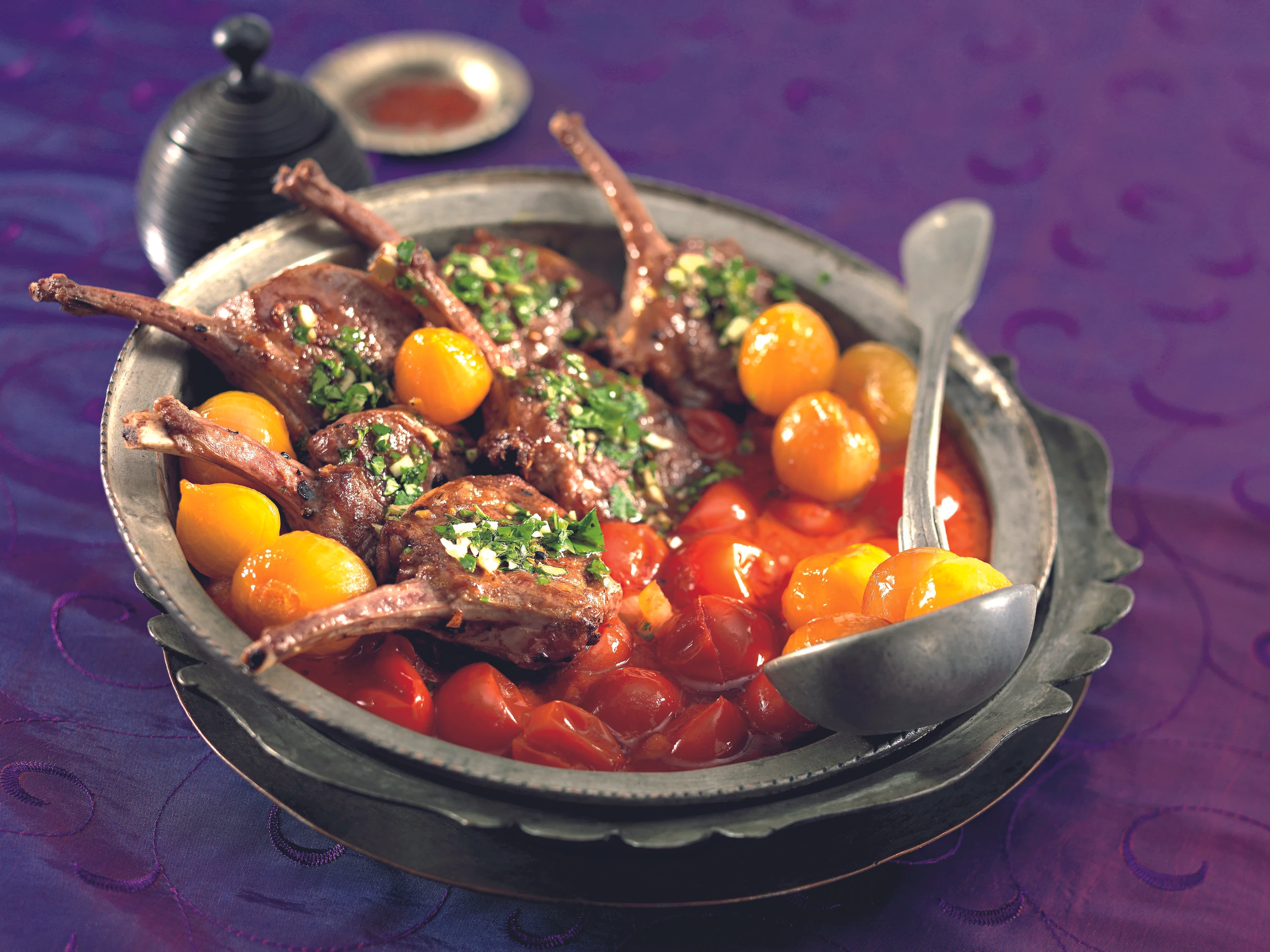 Lammkoteletts mit Zimt-Paradeisern und Safran-Schalotten