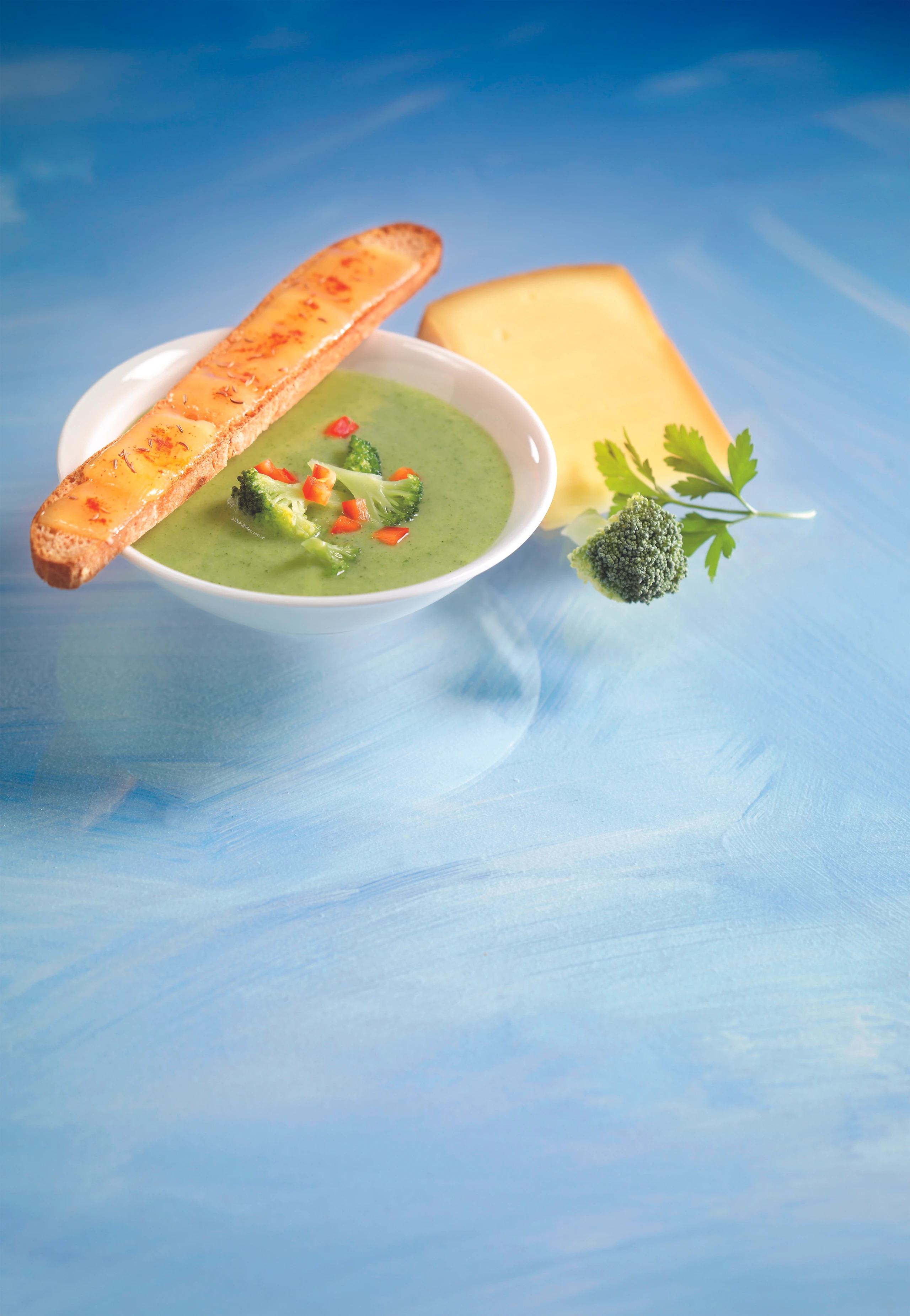 Brokkolicremesuppe mit Käsecroûtons