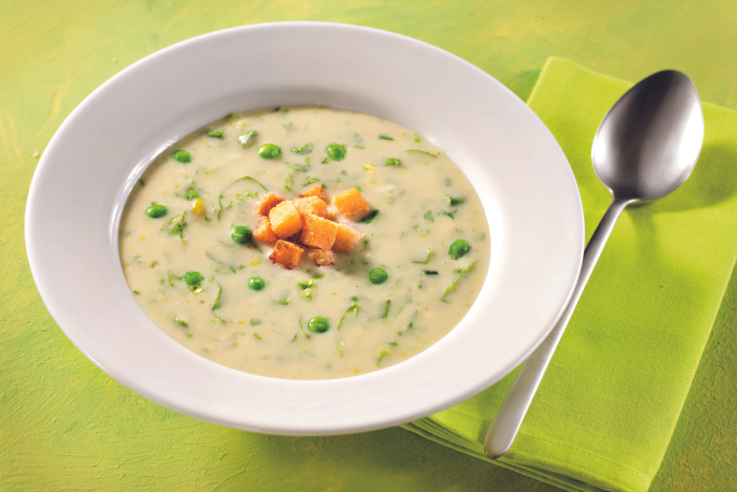 Kochsalatsuppe mit Erbsen