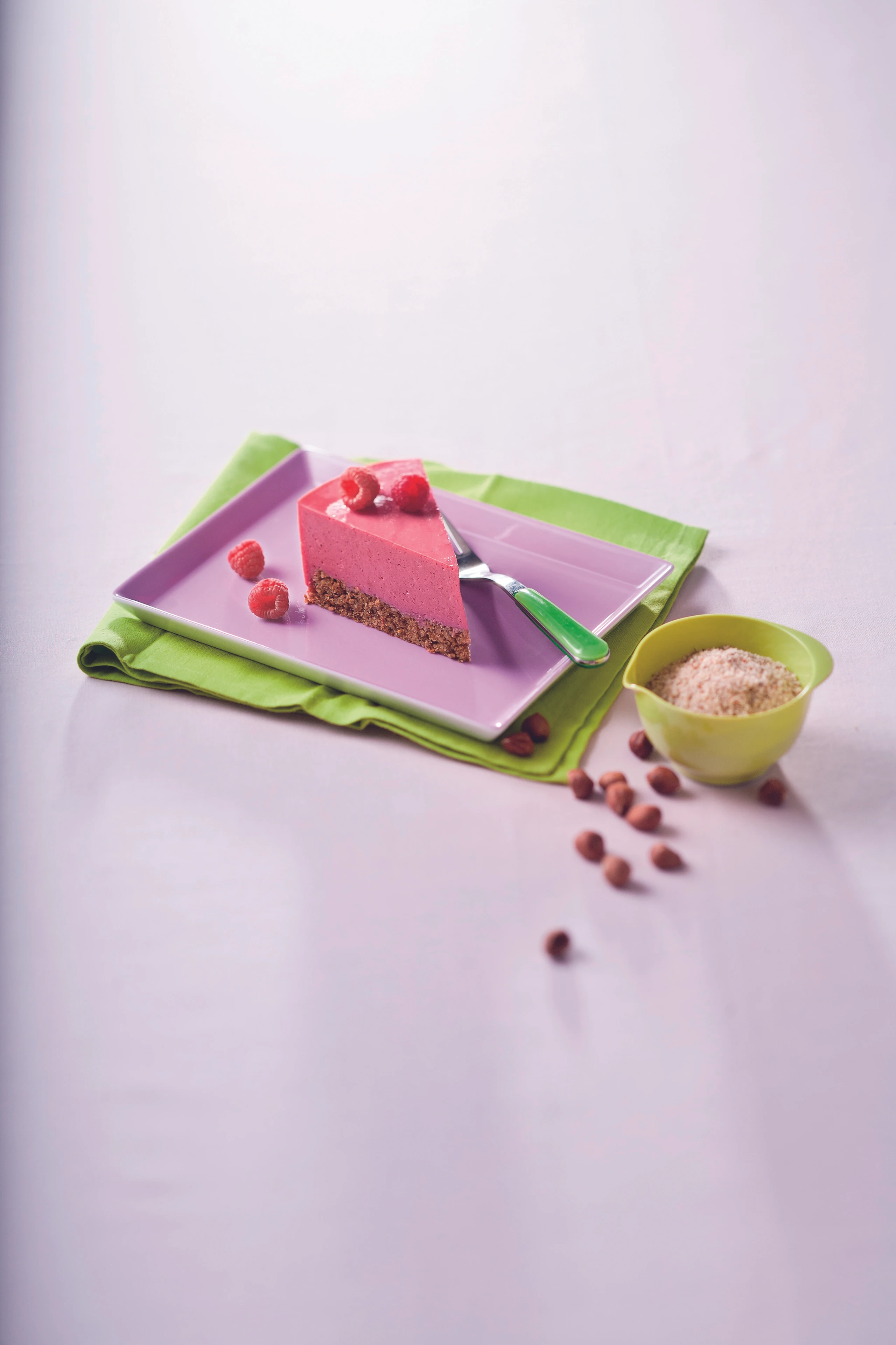 Haselnuss-Torte mit Himbeer-Joghurt-Creme