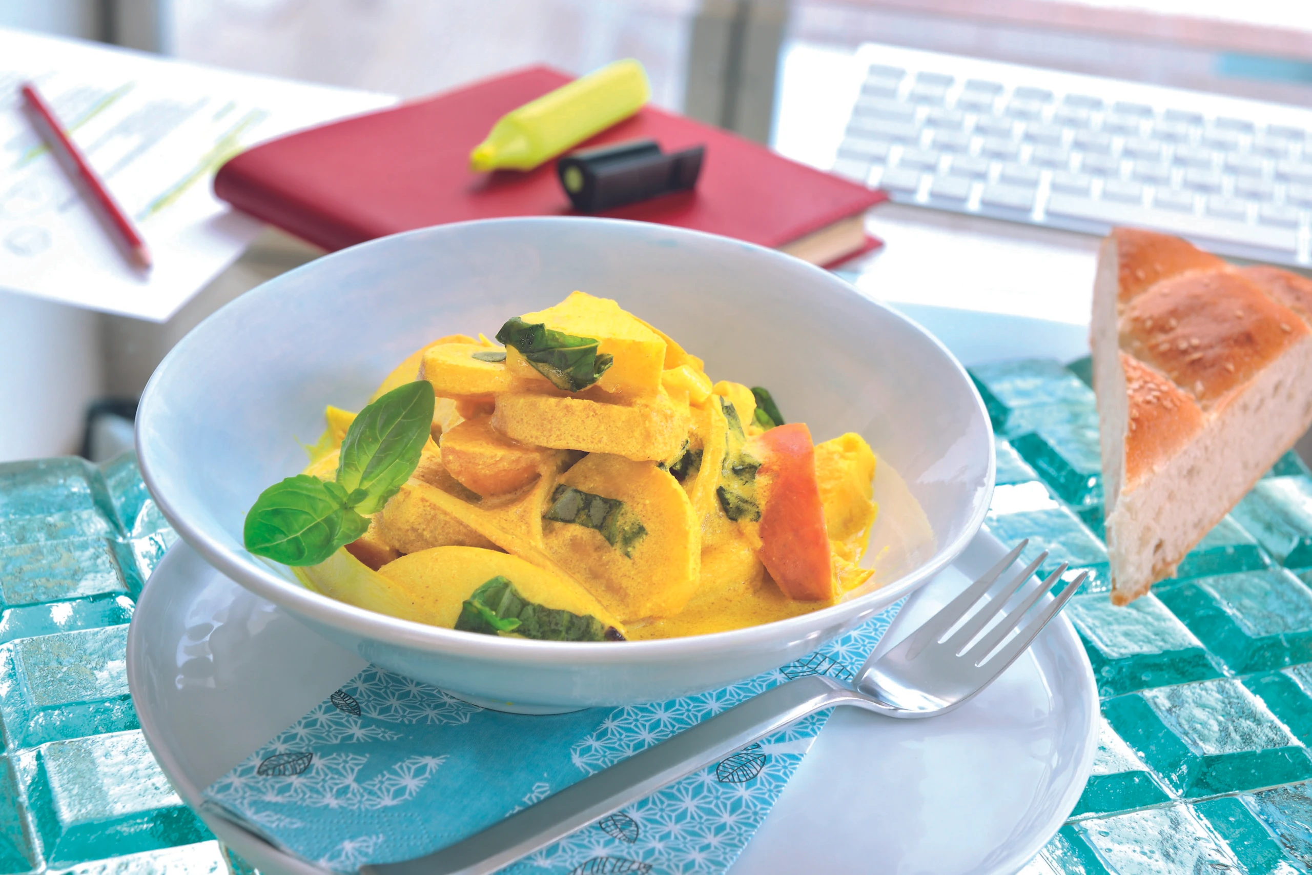 Früchte-Gemüsecurry mit Joghurt und Basilikum