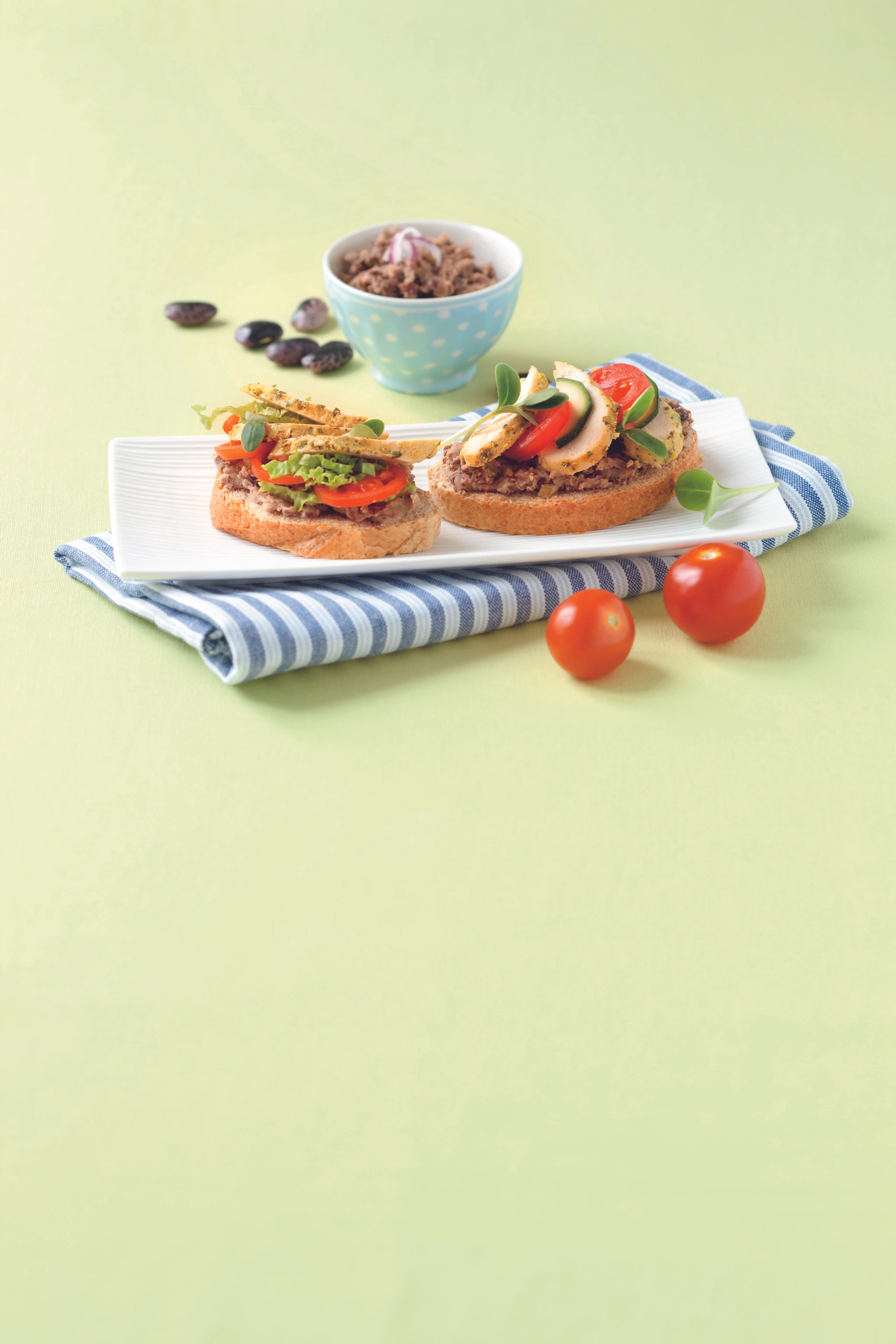 Brötchen mit Käferbohnen-Creme und Huhn