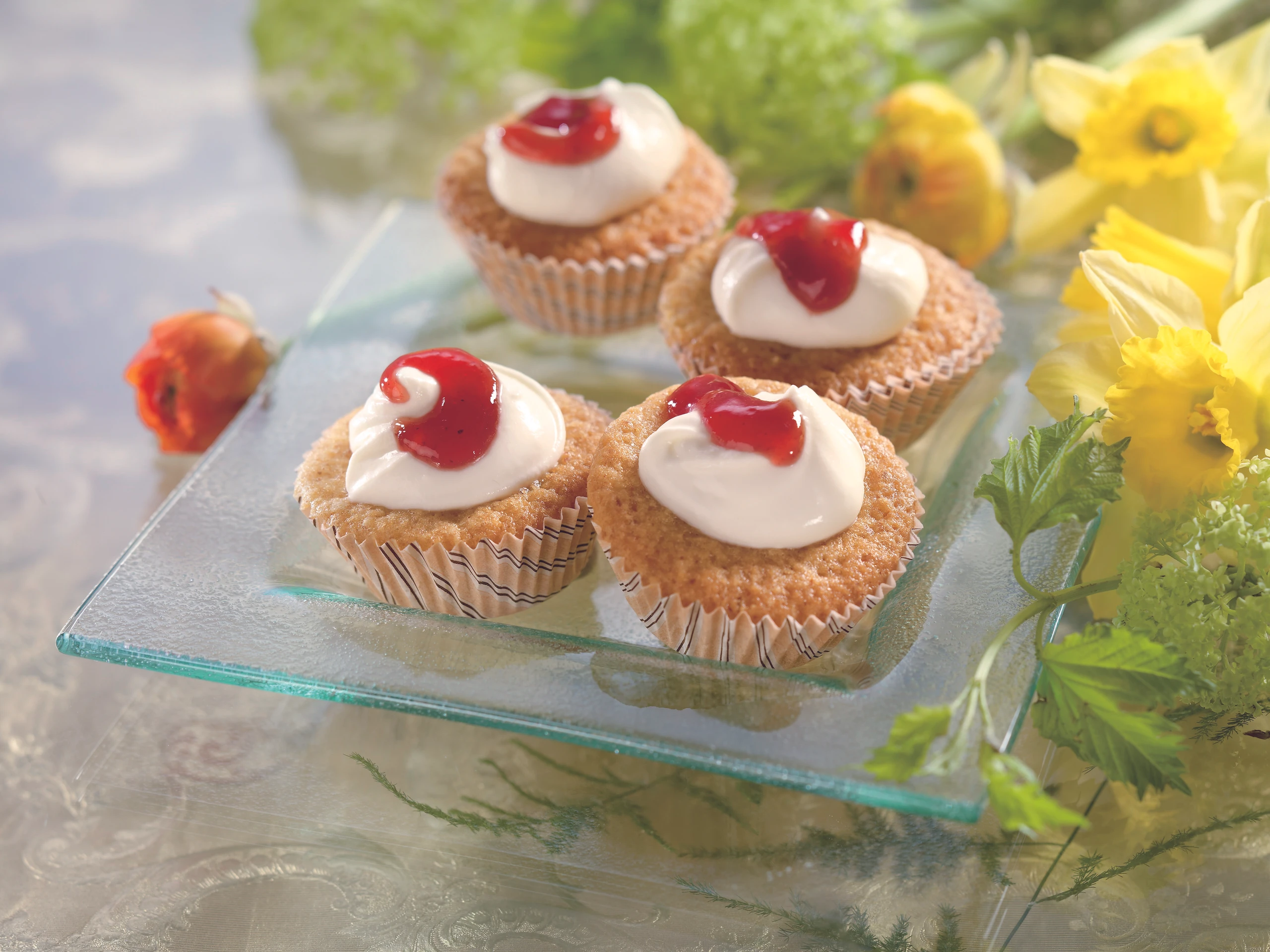 Mandelmuffins mit Topfen-Topping