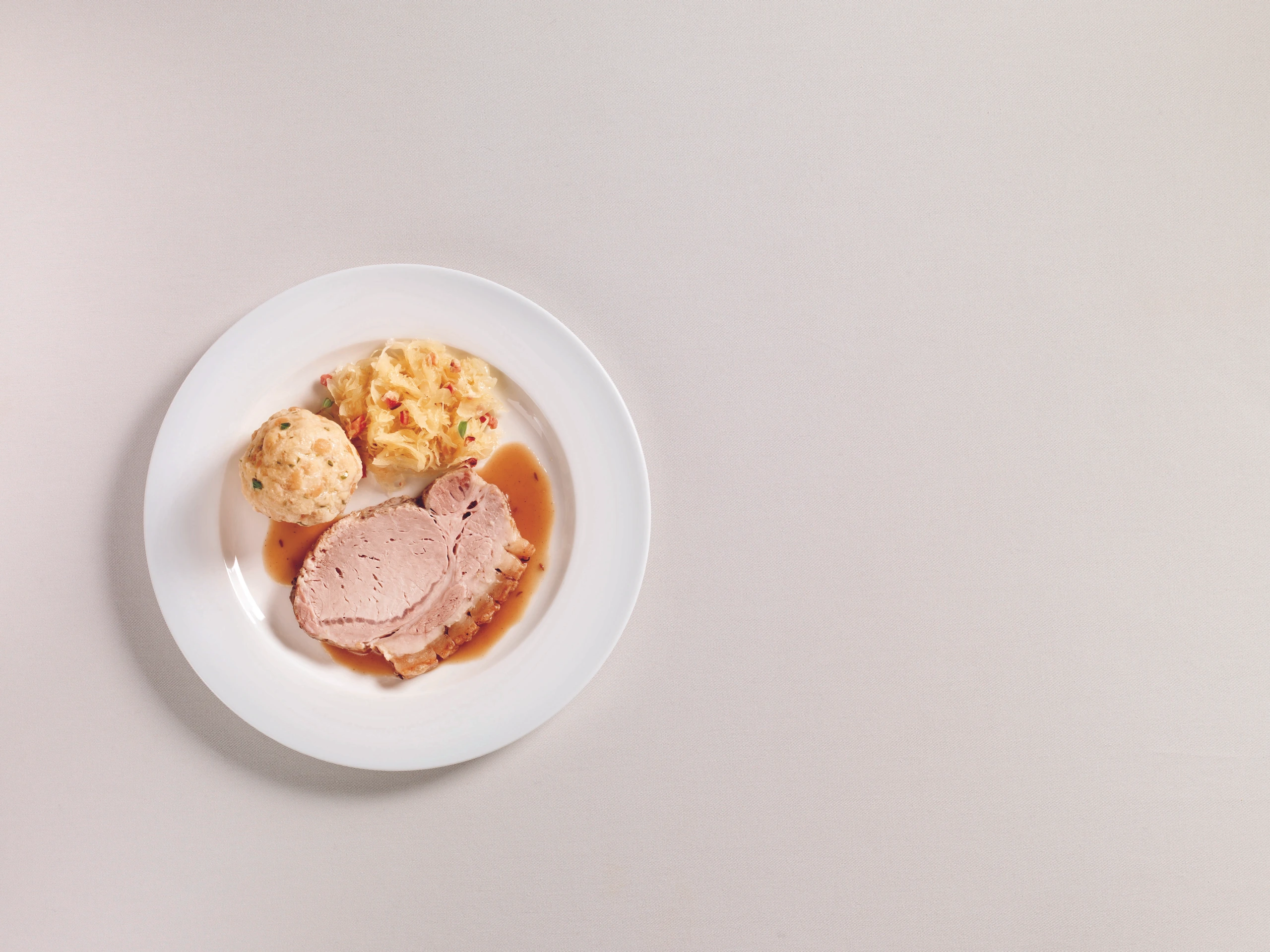 Schweinsbraten mit Semmelknödeln und Biersaft