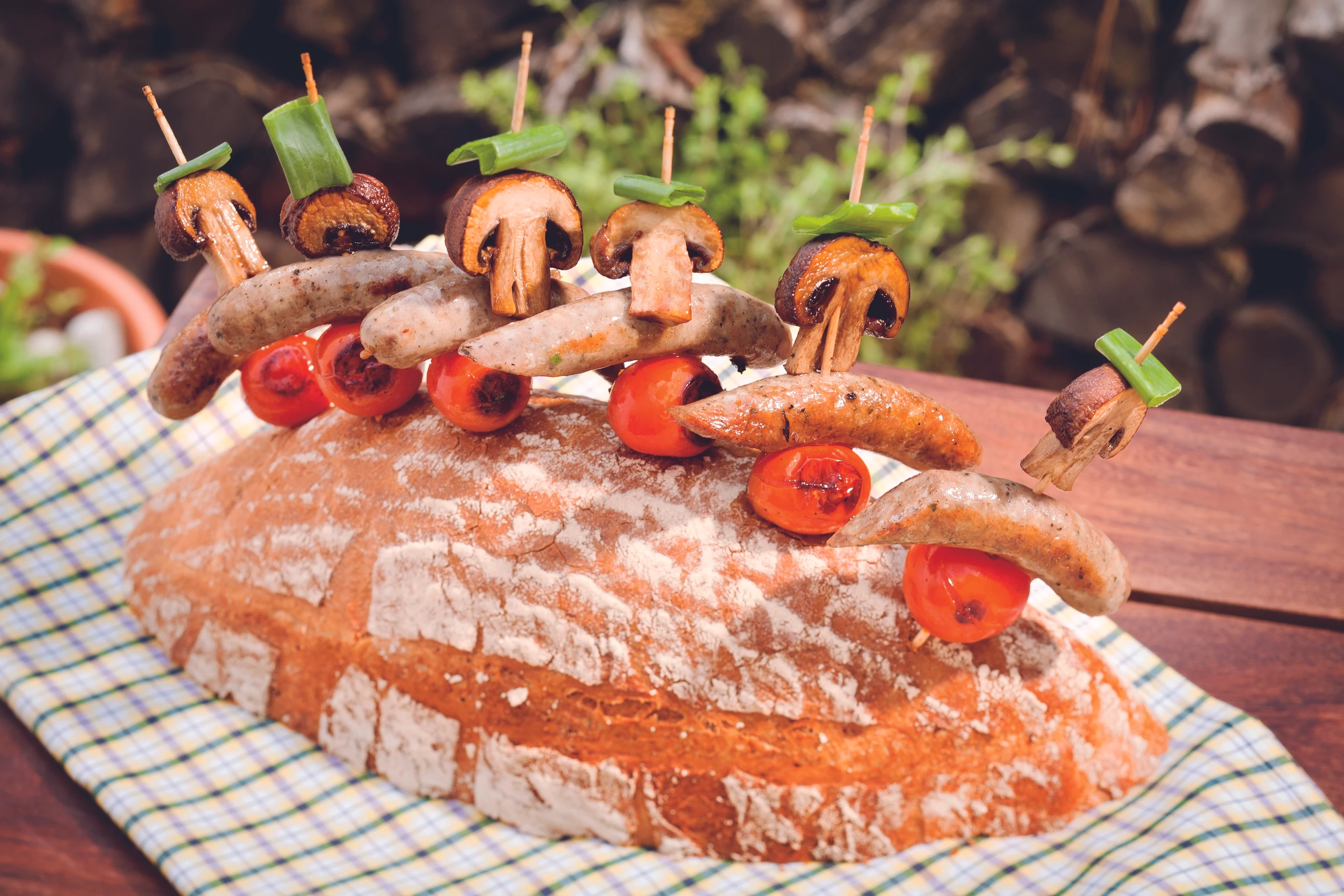 Gegrillte Würstel-Gemüsespieße