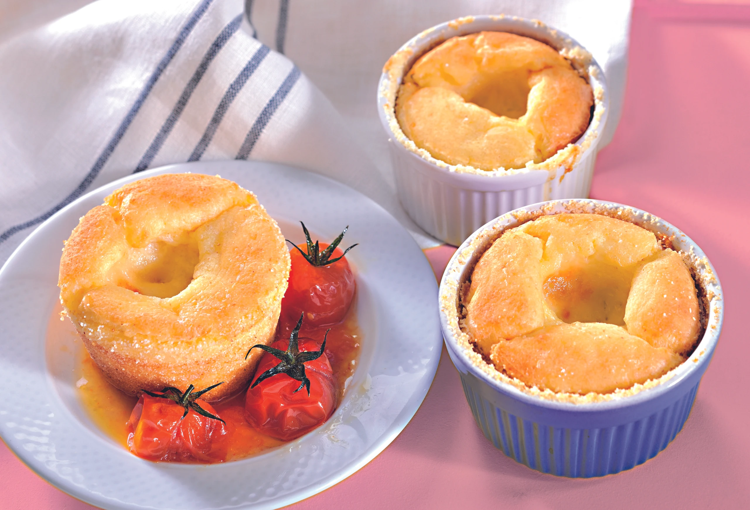 Grießauflauf mit Mozzarella und Paradeisern