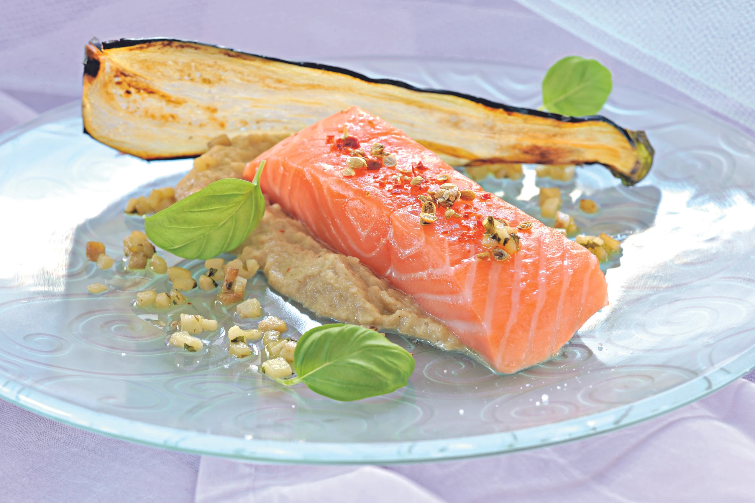 Lachs mit Melanzani und Basilikum