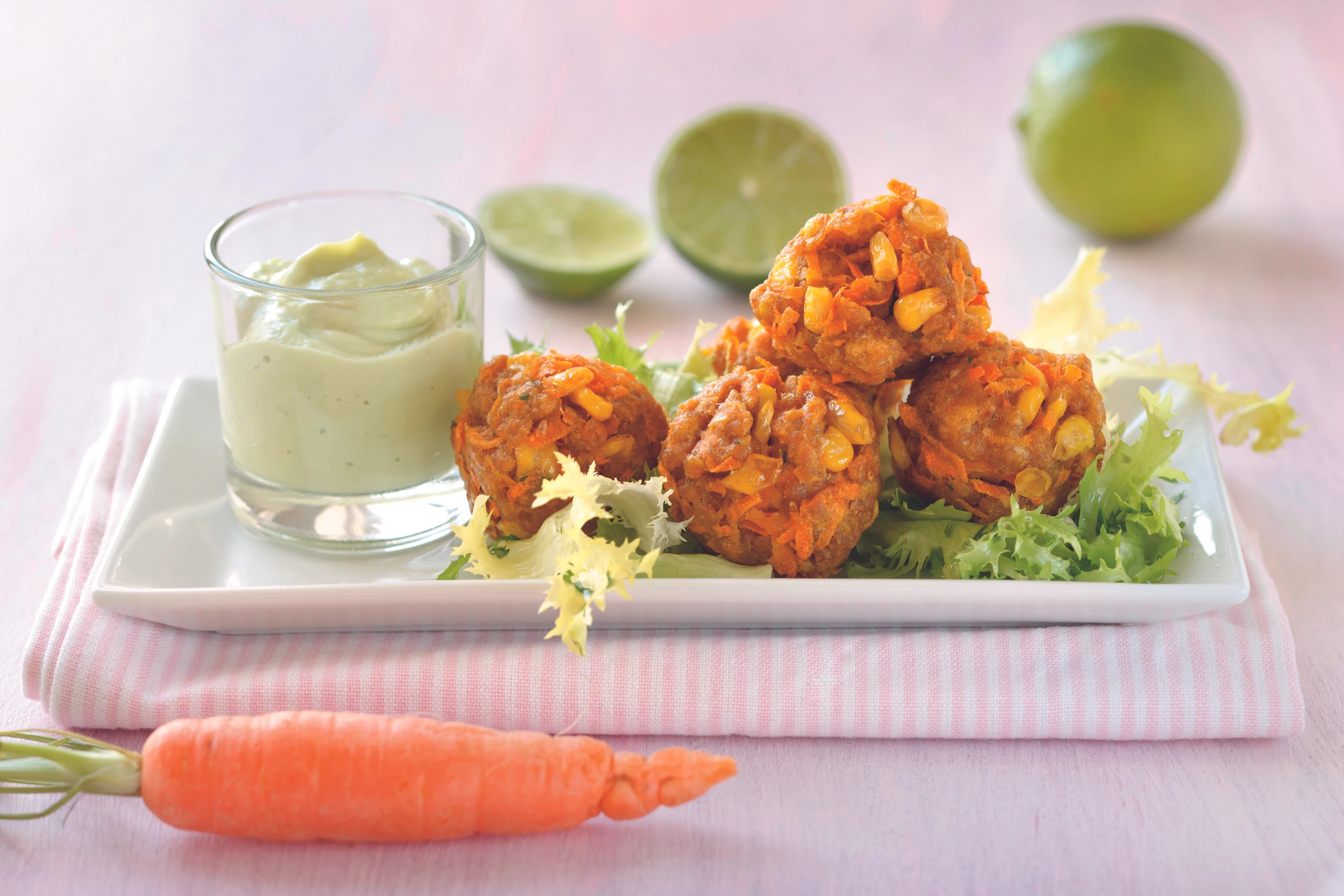 Knusprige Maisbällchen mit Avocadosauce