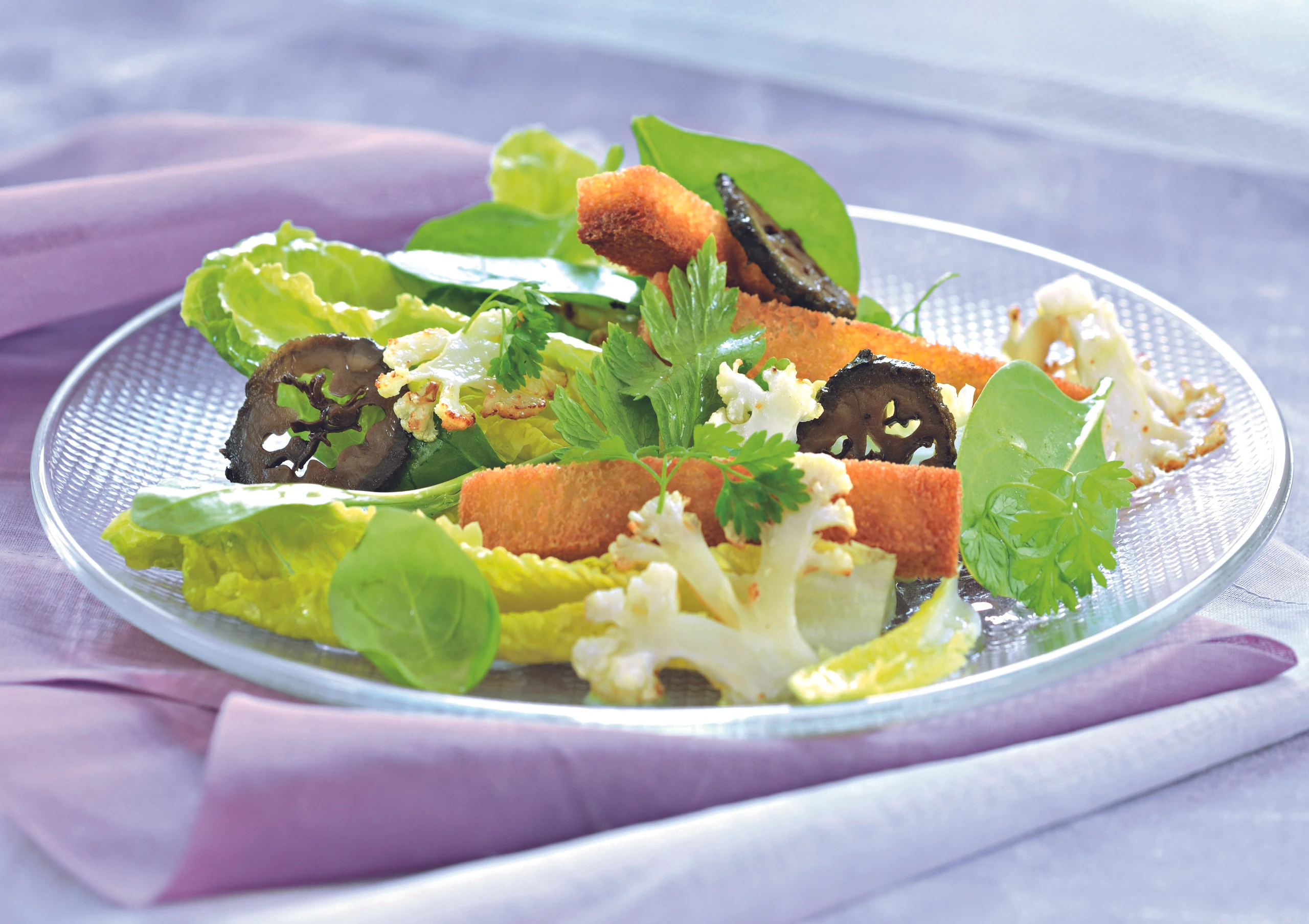 Blattsalat mit Karfiol und schwarzen Nüssen