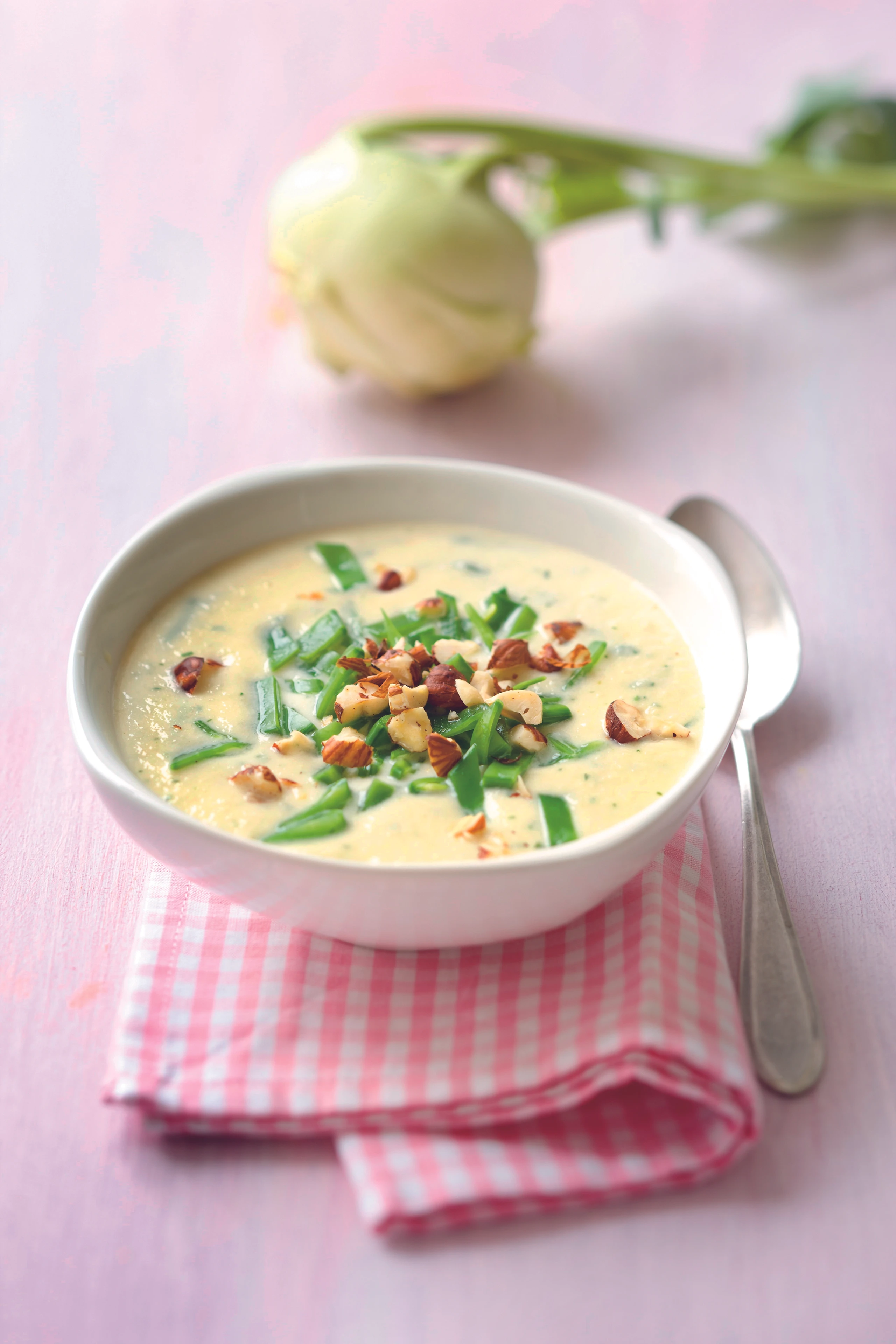 Kohlrabisuppe mit Erbsen und Nüssen